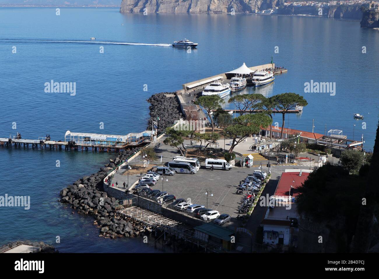 Sorrento - Aliscafo in arrivo al porto Stock Photo