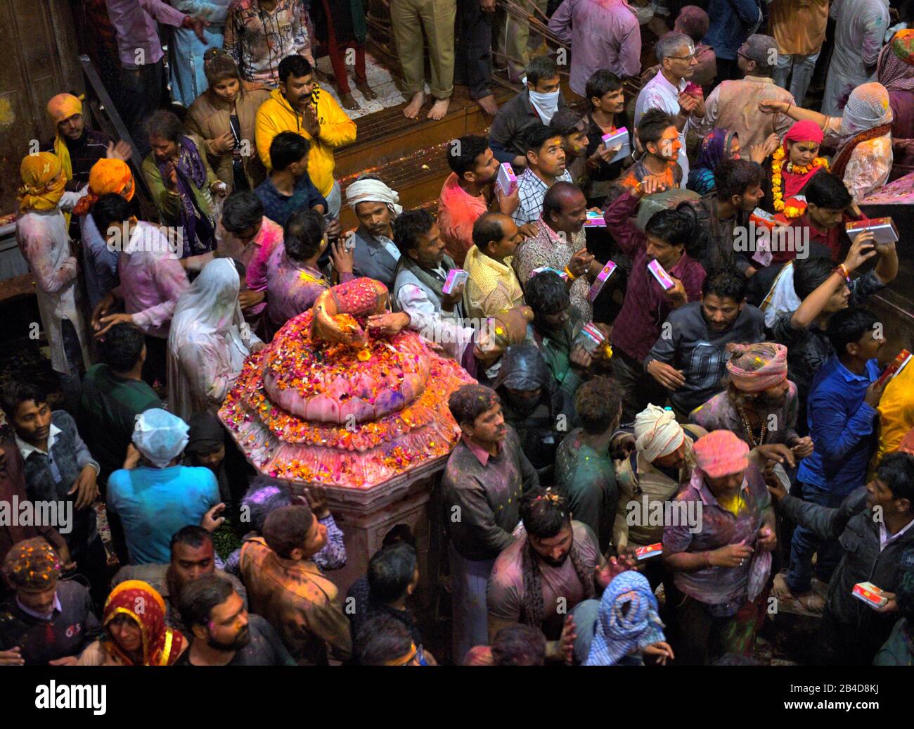 Vrindavan, India. 06th Mar, 2020. Hindu devotees pray at Banke Bihari Temple during the holi festivalBankey Bihari Temple is one of the auspicious temple for the Hindu's where Lord Krishna is being worshipped especially during Holi Festival. Credit: SOPA Images Limited/Alamy Live News Stock Photo