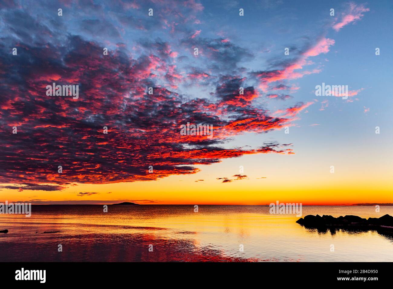 Cloudy sky with golden sunset hi-res stock photography and images - Alamy