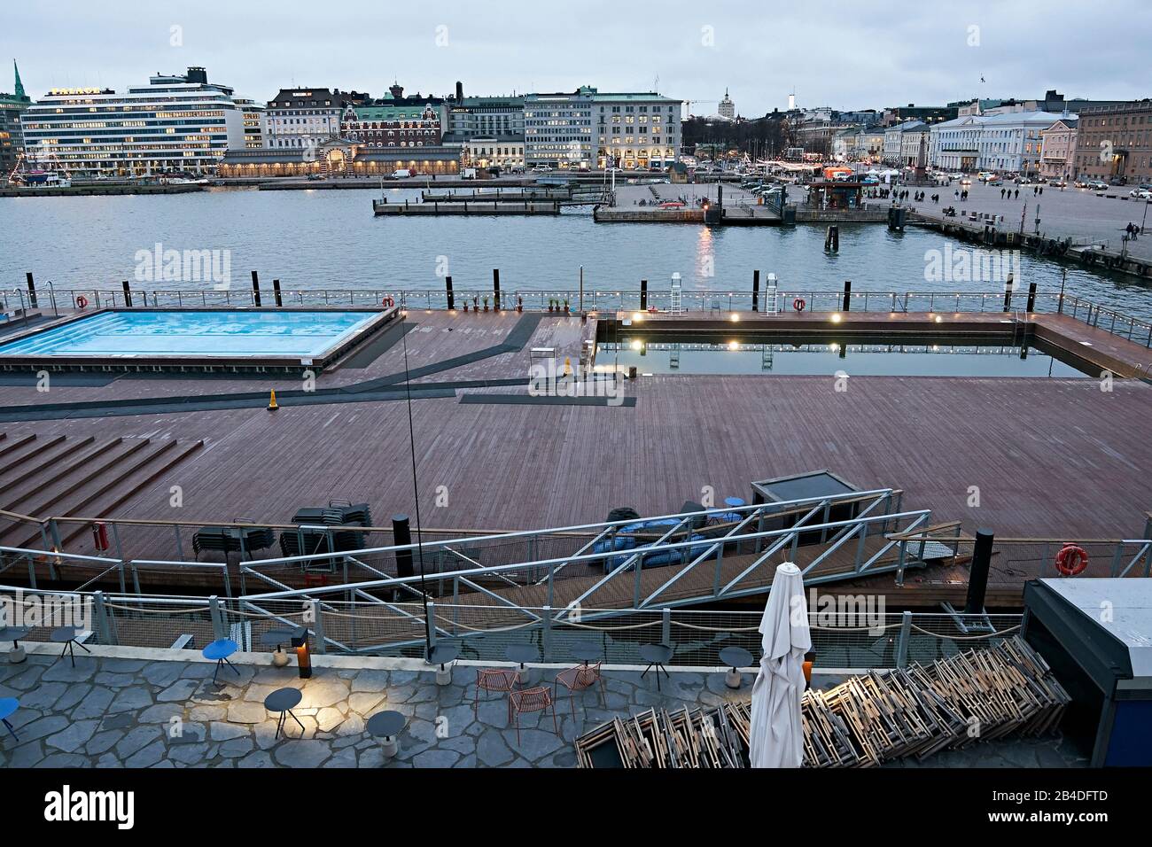 Schwimmendes Freibad in Helsinki, der Allas Sea Pool im Südhafen der Stadt Stock Photo