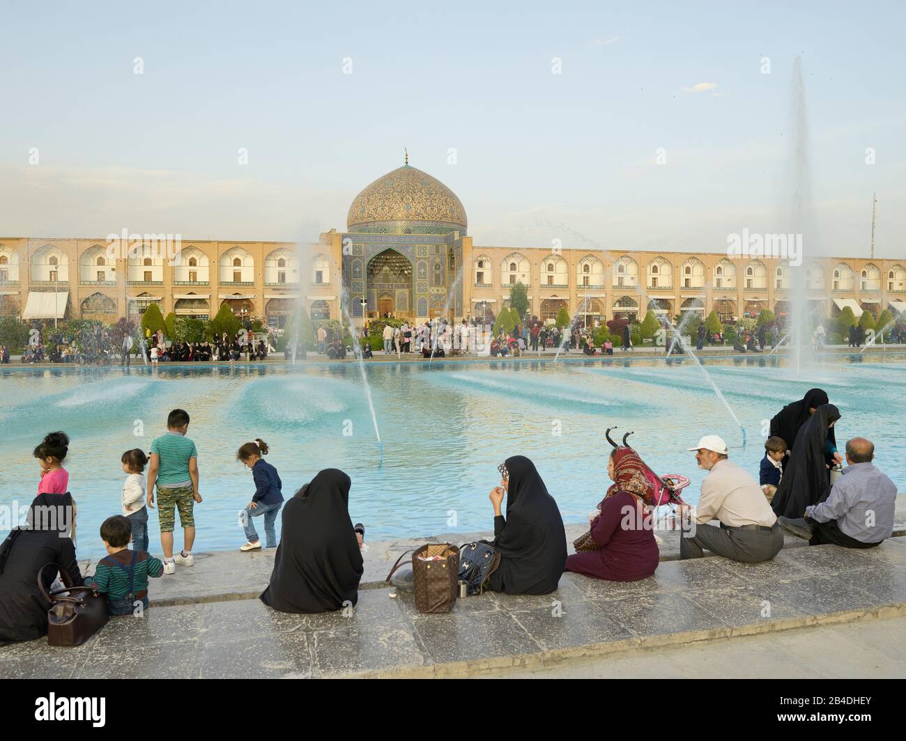 Isfahan, Iran. 24th Apr, 2017. The Sheikh Lotfollah Mosque in Imam Square (Meidan-e Emam) in the Iranian city of Isfahan, taken on 04/24/2017. | usage worldwide Credit: dpa/Alamy Live News Stock Photo