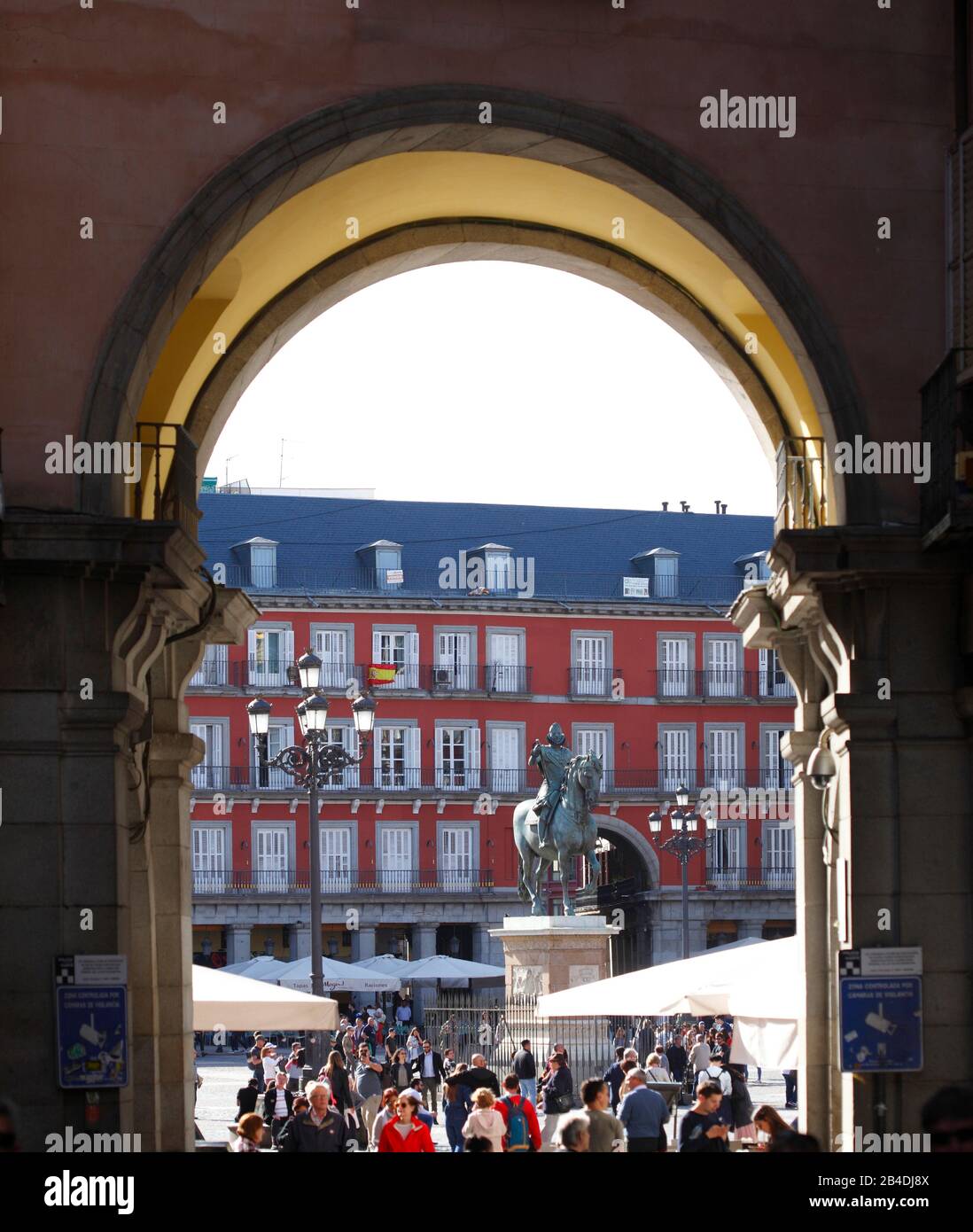 Plaza mayor madrid arcade hi-res stock photography and images - Alamy