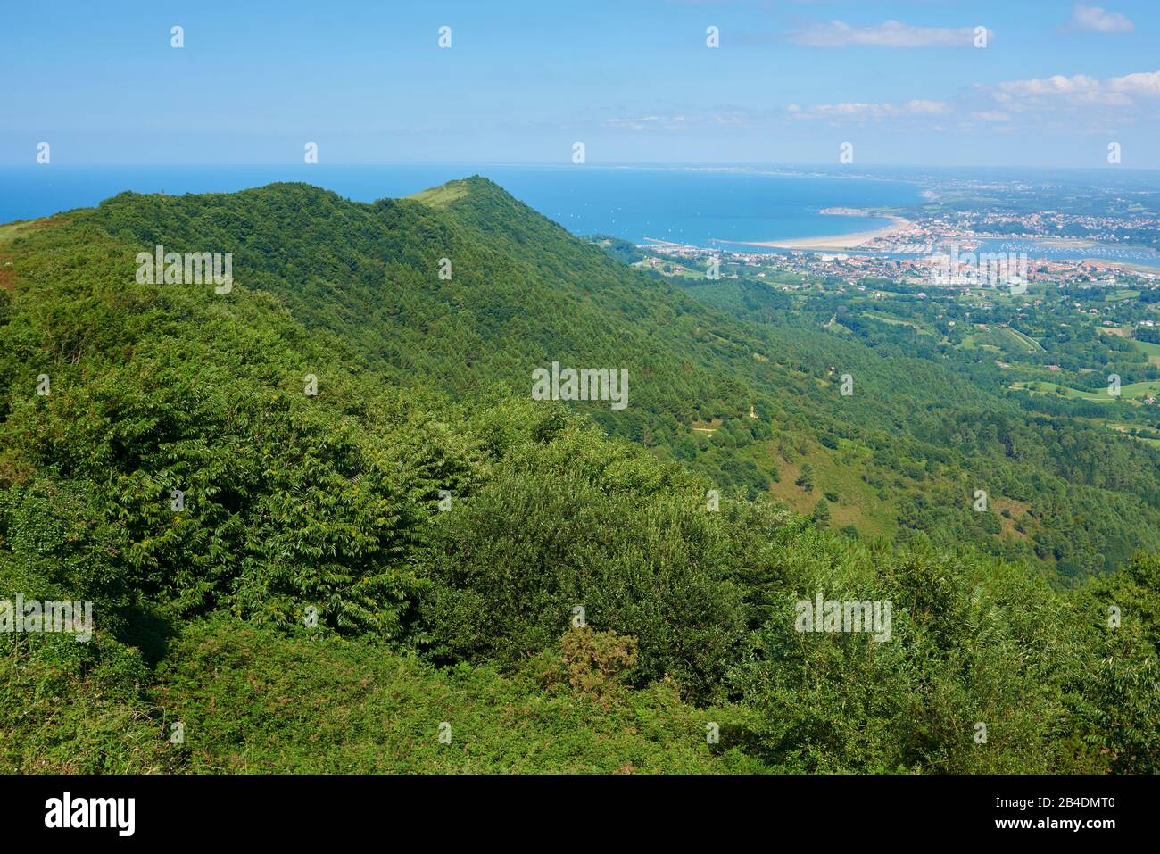 Ausblick auf Hondarribia vom Berg Jaizkibel am Jakobsweg, Baskenland, Spanien Stock Photo