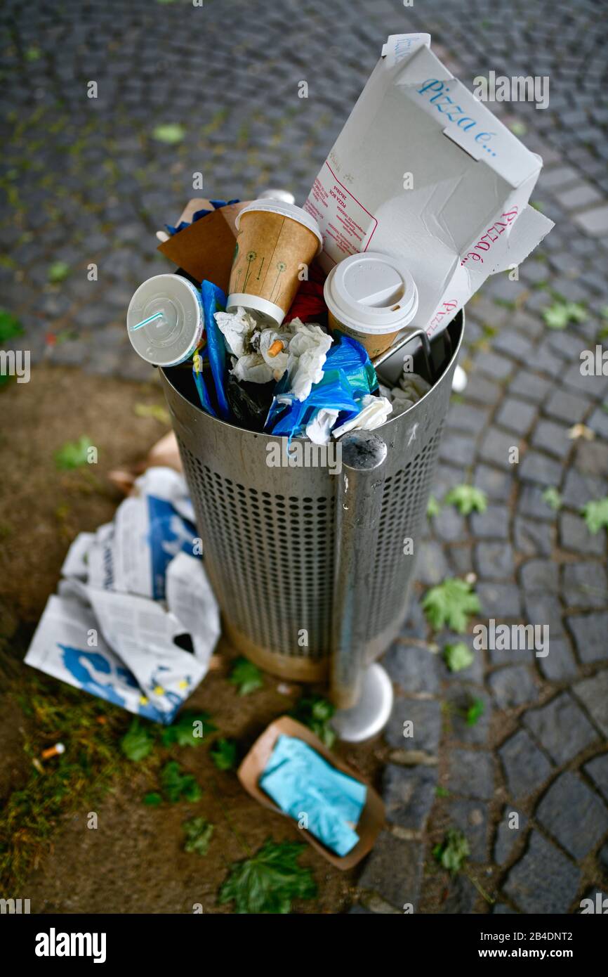 überfüllter Mülleimer mit Kaffeebechern, Mainz, Rheinland-Pfalz, Deutschland Stock Photo