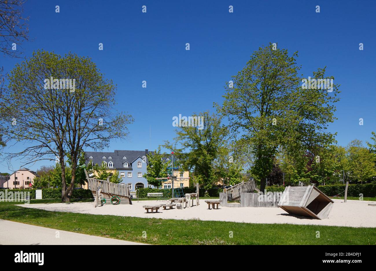 Grünanlage mit Spielplatz und Wohngebäuden, Bertrange, Batringen, Luxemburg, Europa Stock Photo