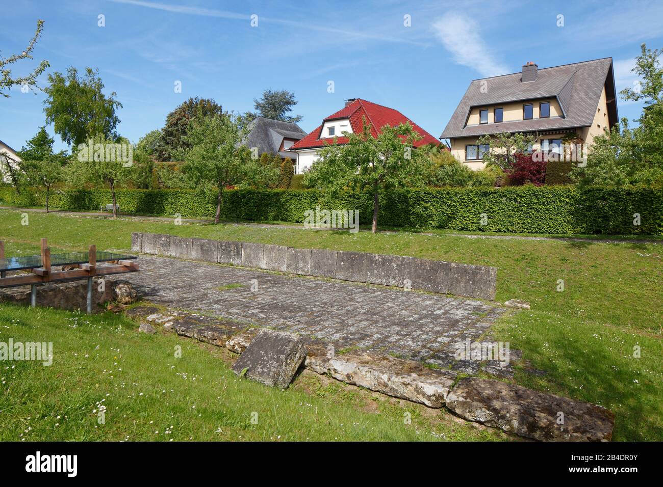 Reste einer Römischen Villa und moderne Wohnhäuser, Mersch, Luxemburg, Europa Stock Photo