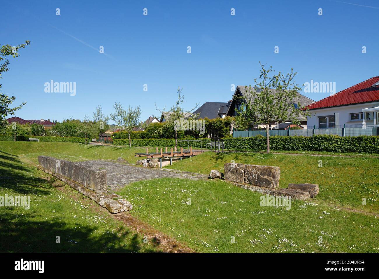 Reste einer Römischen Villa und moderne Wohnhäuser, Mersch, Luxemburg, Europa Stock Photo