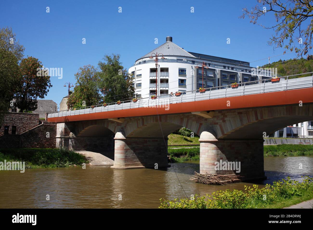 Fluss Sauer mit modernen Wohngebäuden und Brücke, Diekirch , Luxemburg, Europa Stock Photo