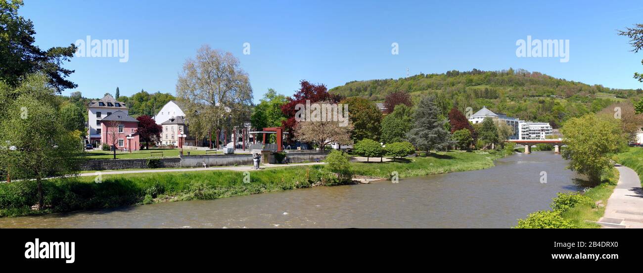 Fluss Sauer mit Stadtpark und Wohngebäuden, Panoramaaufnahme, Diekirch , Luxemburg, Europa Stock Photo
