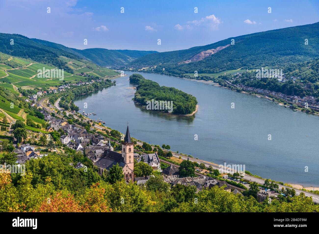 Deutschland, Hessen, Rheingau, Lorch, Ortsansicht mit Rhein, Insel 'Lorcher Werth' und Niederheimbach Stock Photo