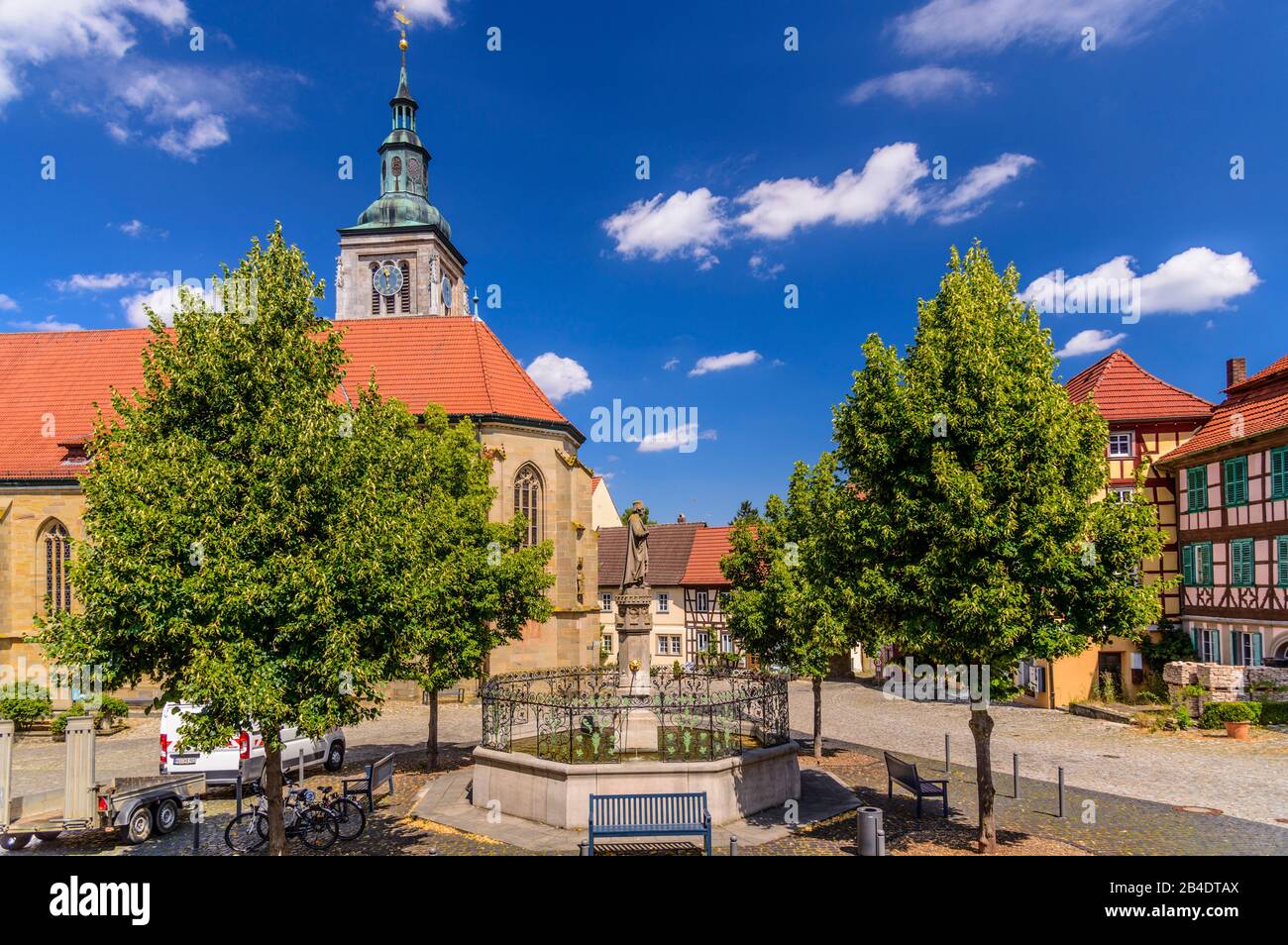 Deutschland, Bayern, Unterfranken, Haßberge, Königsberg in Bayern, Marktplatz, Marienkirche mit Regiomontanus Brunnen Stock Photo