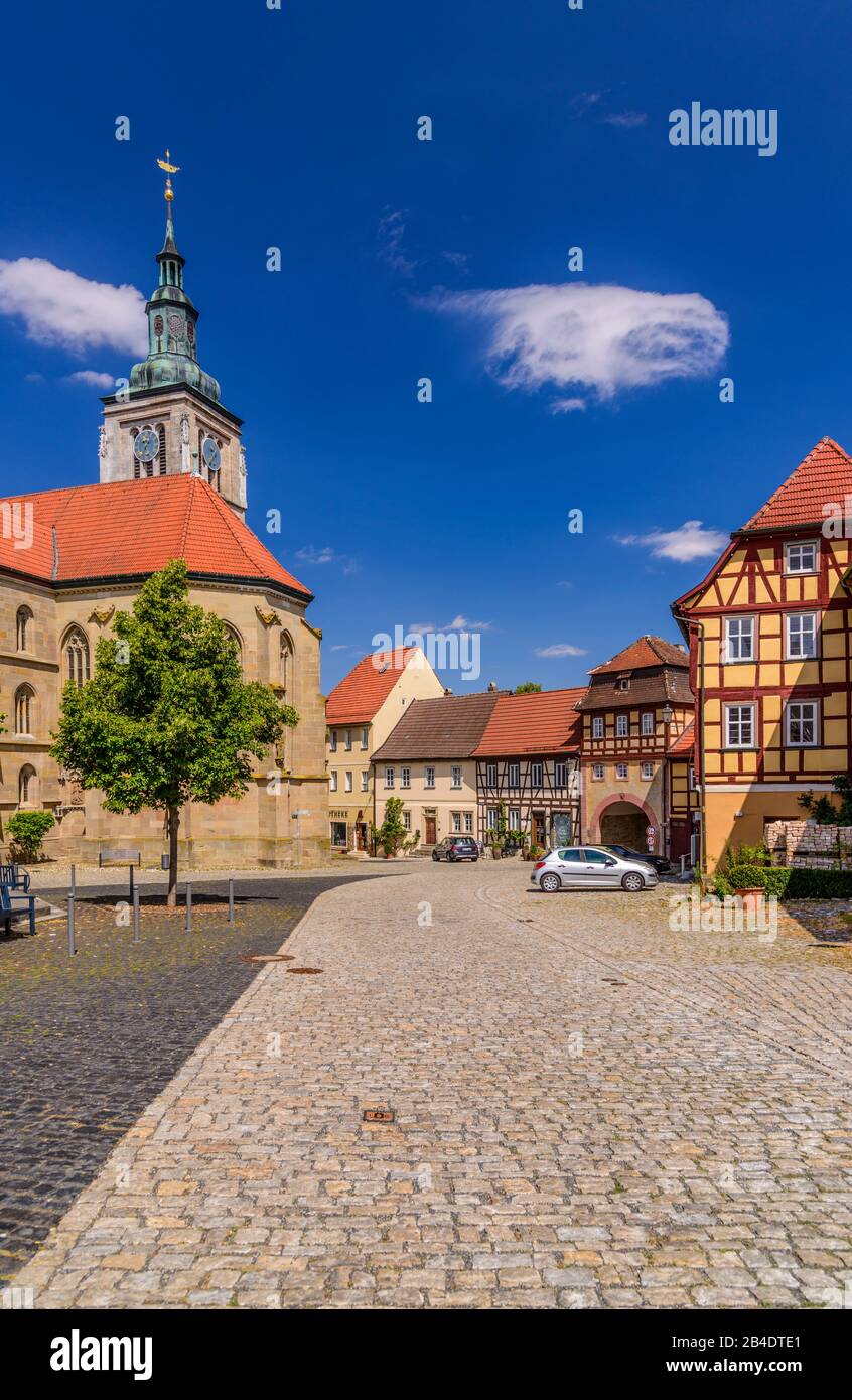 Deutschland, Bayern, Unterfranken, Haßberge, Königsberg in Bayern, Marktplatz, Marienkirche mit Unfinder Tor Stock Photo