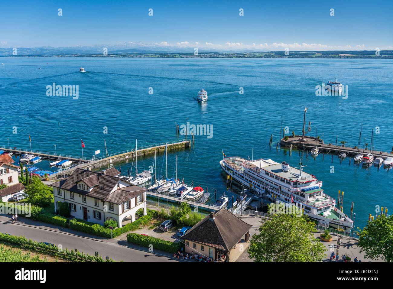 Deutschland, Baden-Württemberg, Bodensee, Meersburg, Hafen mit Linienschiff, Blick vom Staatsweingut Stock Photo