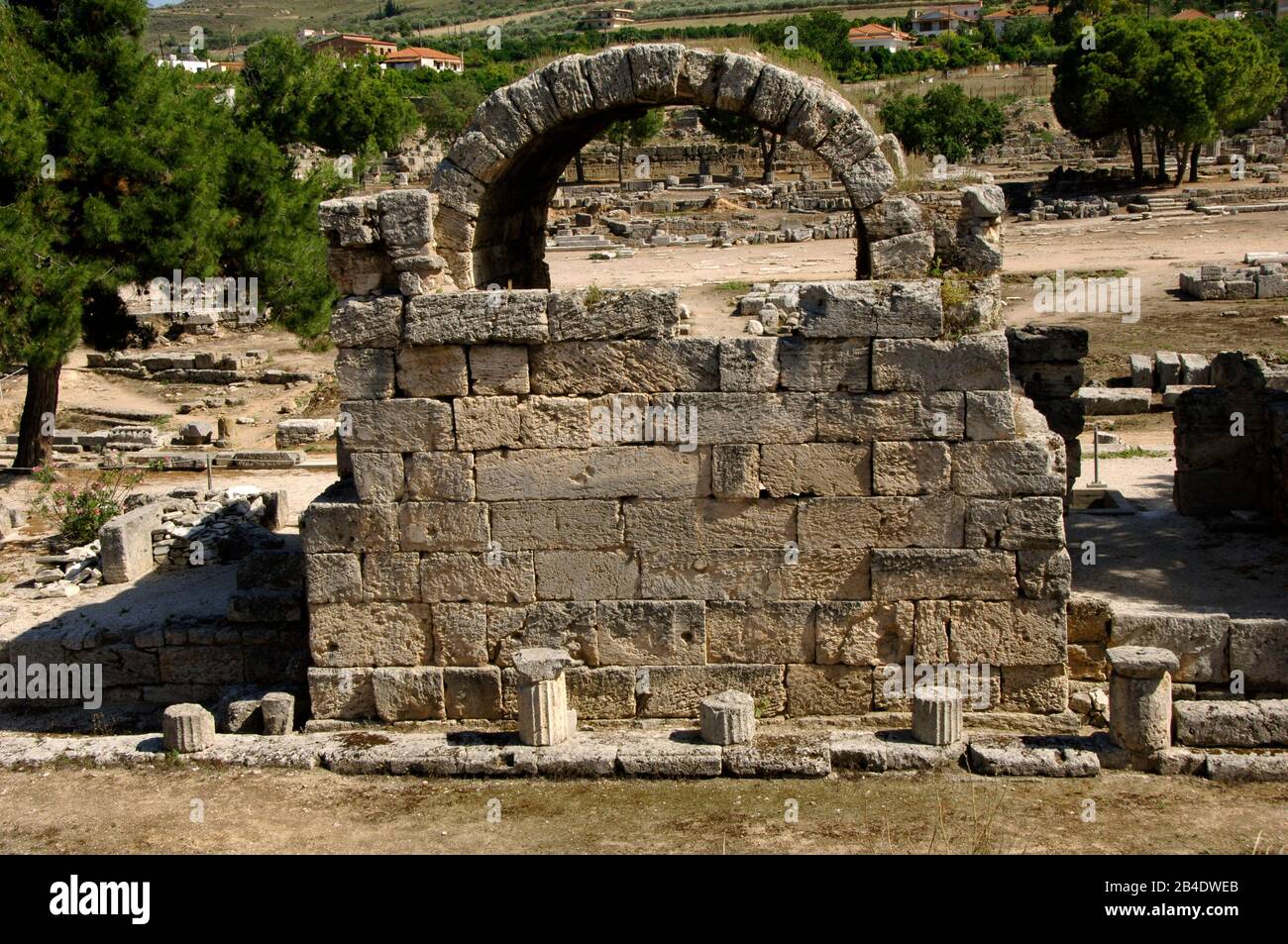 Greece. Peloponnese. Archaeological site of Corinth. Ruins of an arch of a shop in the Ancient Agora. Stock Photo