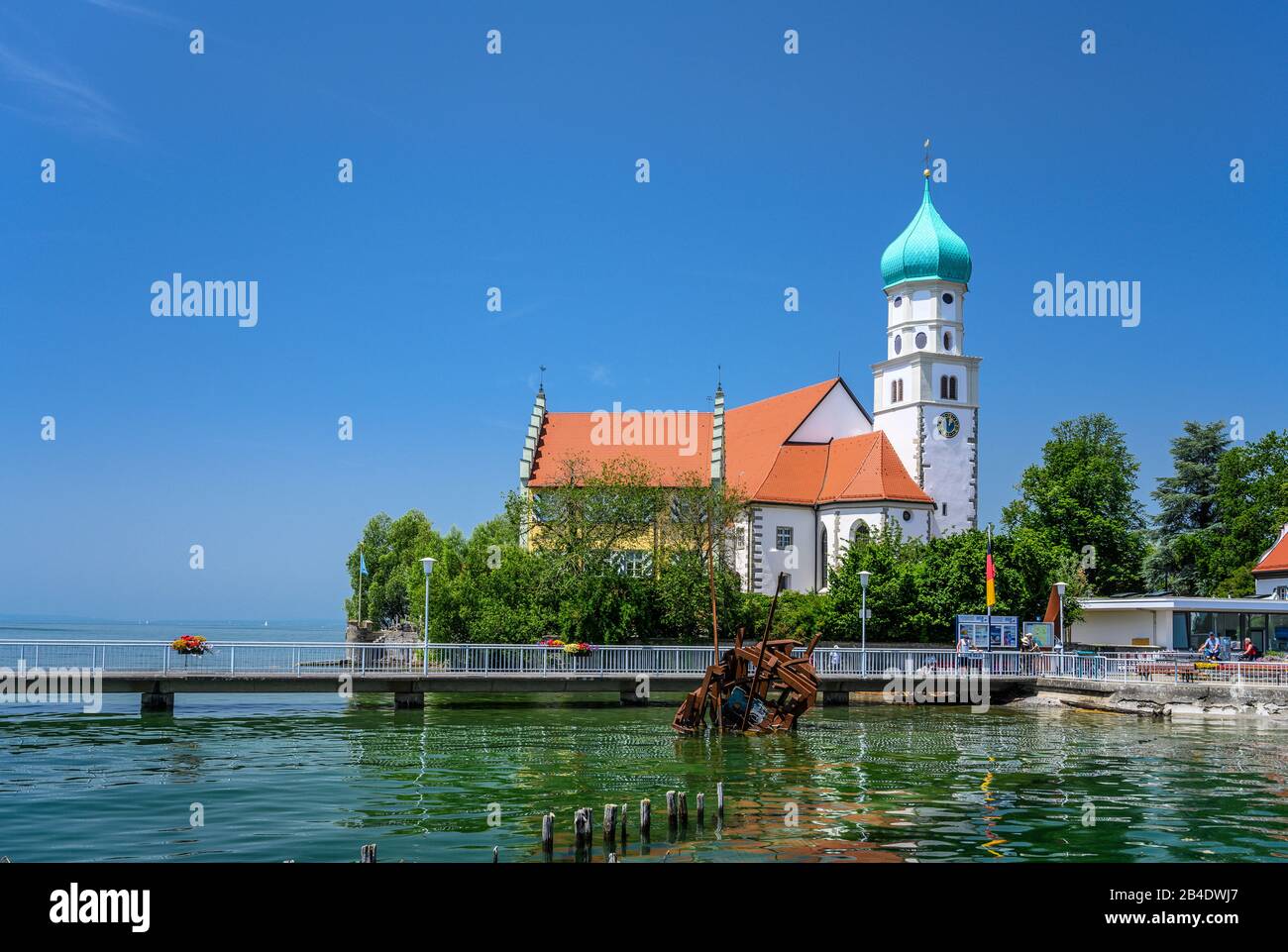 Deutschland, Bayern, Schwaben, Bodensee, Wasserburg, Landungssteg mit Pfarrkirche St. Georg Stock Photo