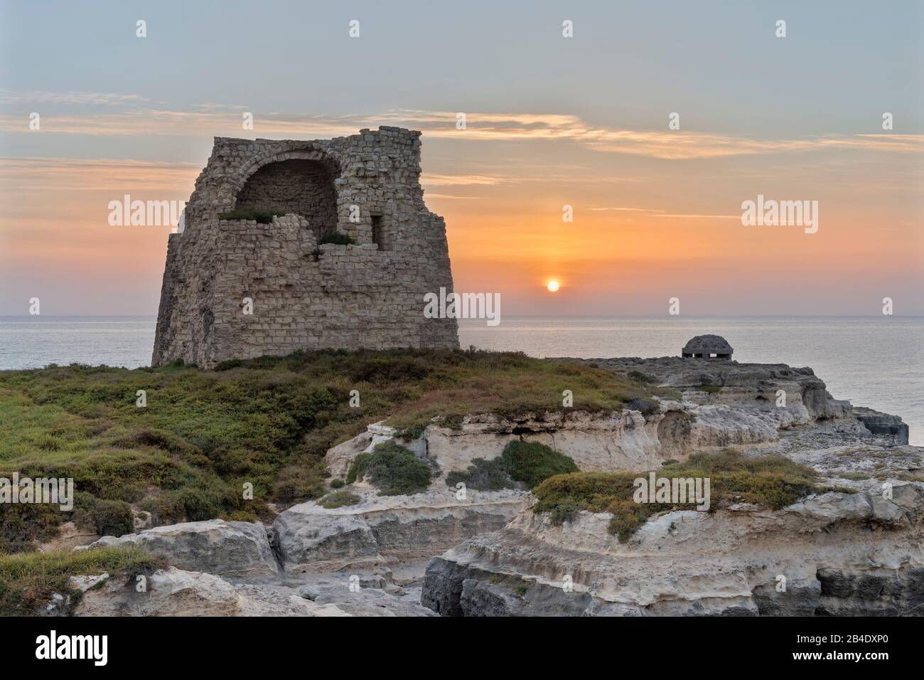 Melendugno, Provinz Lecce, Salento, Apulien, Italien, Europa. Der Wachturm von Roca Vecchia bei Sonnenaufgang Stock Photo