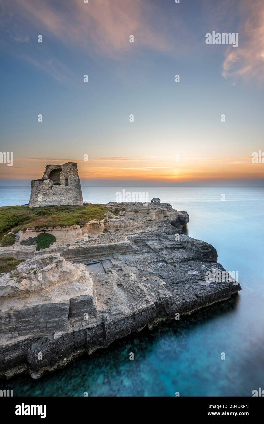 Melendugno, Provinz Lecce, Salento, Apulien, Italien, Europa. Der Wachturm von Roca Vecchia in der Morgendämmerung Stock Photo