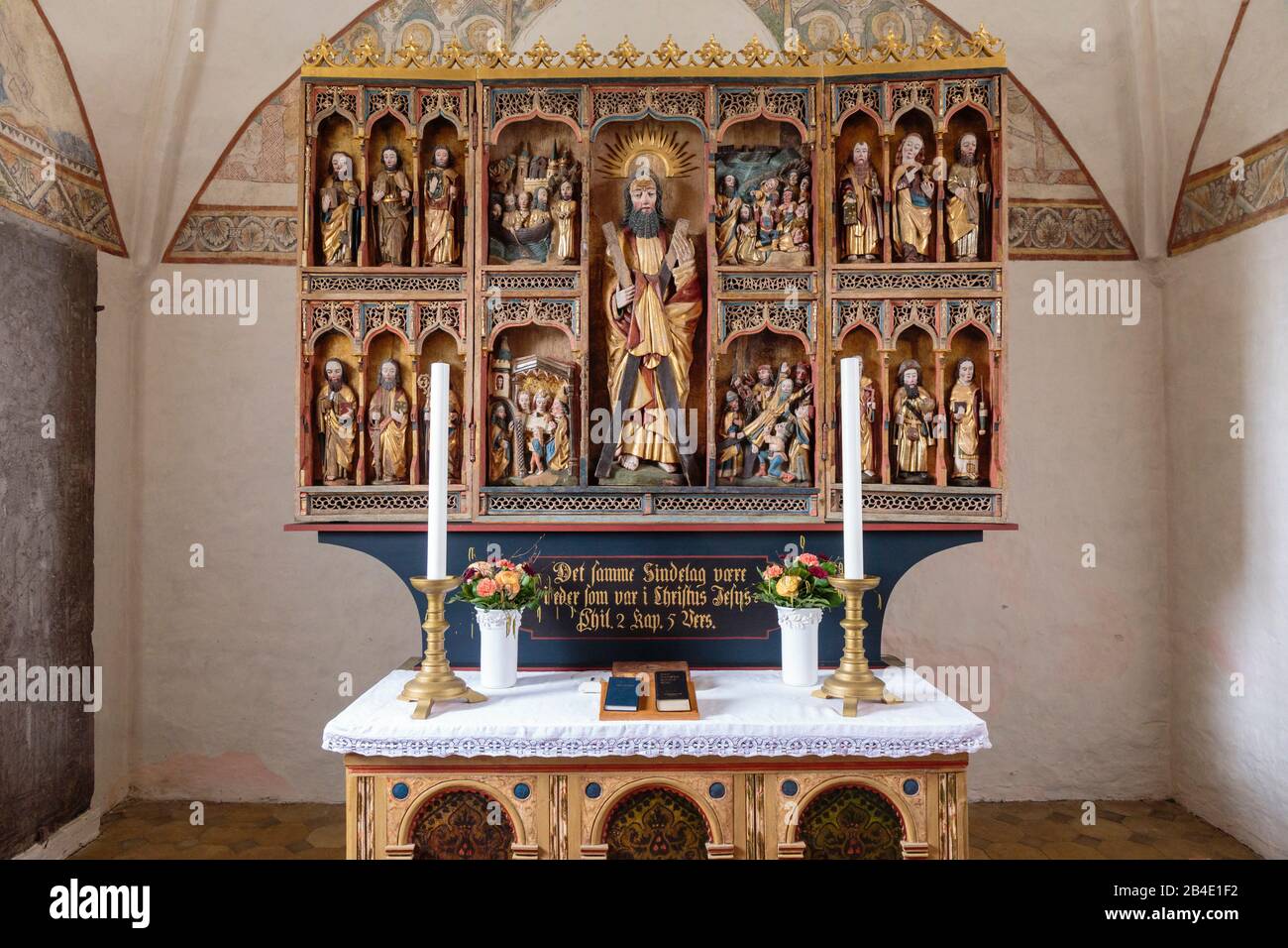 Europa, Dänemark, Møn, Keldby, Altar der Keldby-Kirche, dahinter die ältesten Fresken der Kirche (1275 n, Chr,), Stock Photo