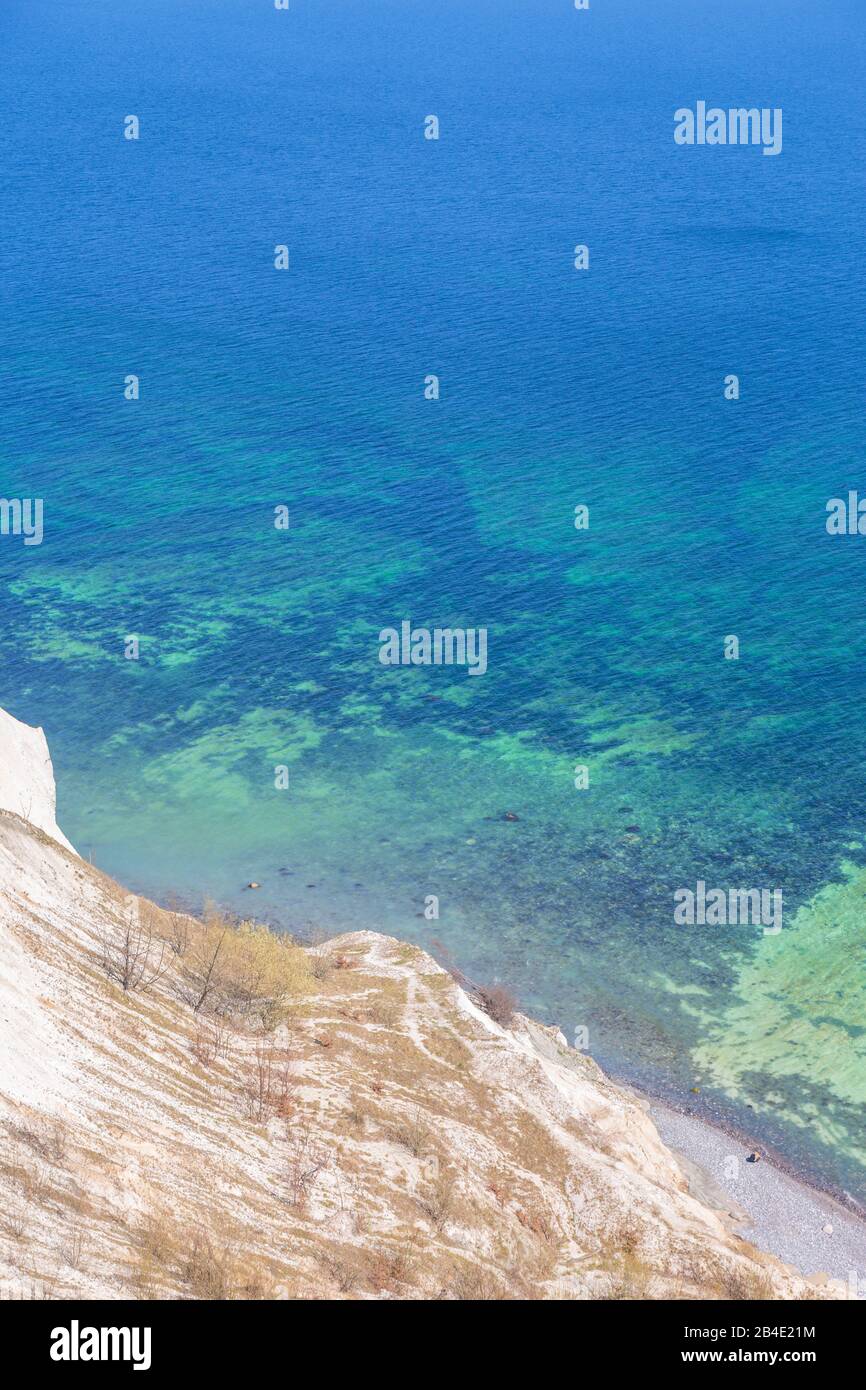 Europa, Dänemark, Møn, Blick von den Kreidefelsen (Møns Klint) auf die hellgrüne Uferzone der Ostsee (die Farbe kommt von dem 2007 hier abgestürzten S Stock Photo