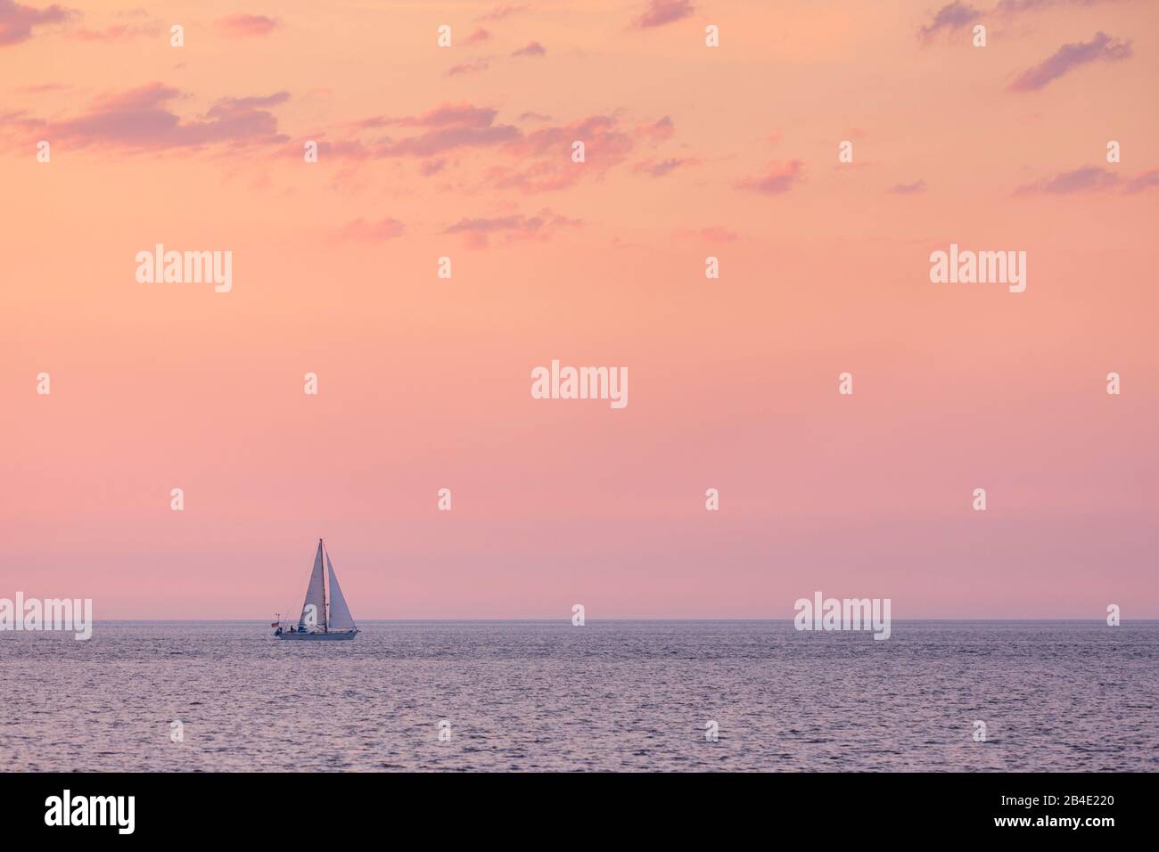 Europa, Deutschland, Niedersachsen, Otterndorf, Segelschiff auf der Elbe in der zart rosafarbenen Abenddämmerung, Stock Photo