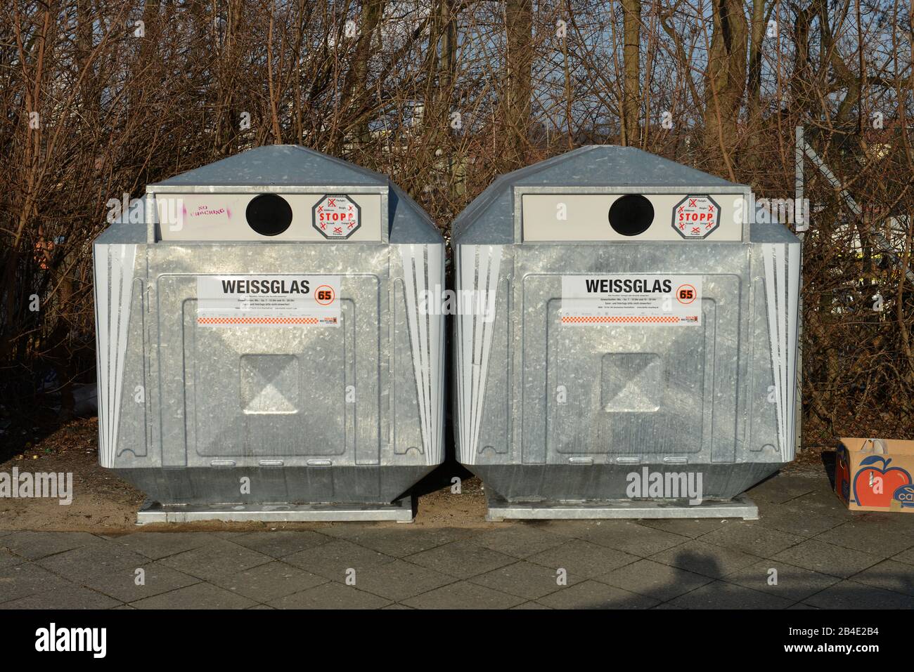 Altglascontainer, Olympische Strasse, Charlottenburg, Berlin, Deutschland Stock Photo