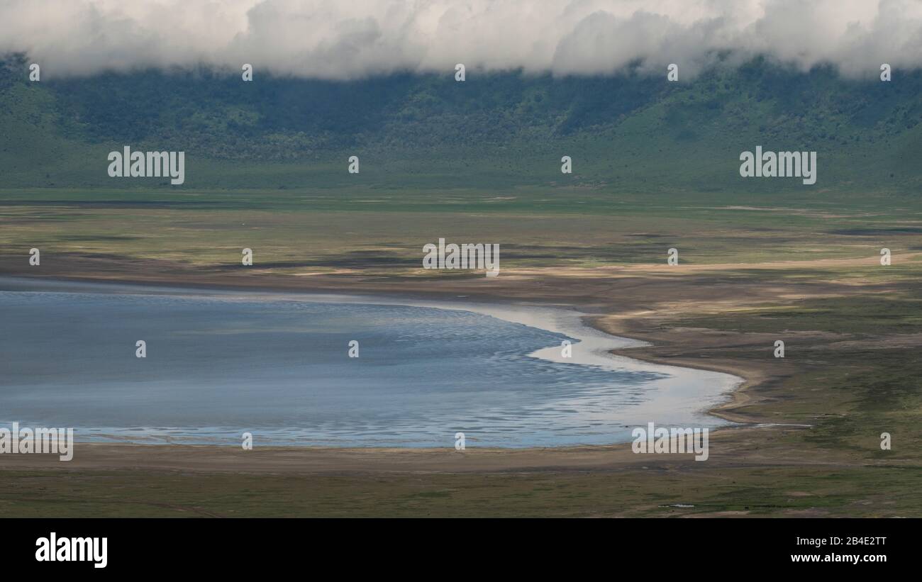 A foot, tent and jeep safari through northern Tanzania at the end of the rainy season in May. National Parks Serengeti, Ngorongoro Crater, Tarangire, Arusha and Lake Manyara. View from the crater rim Ngorongoro to Lake Magadi Stock Photo