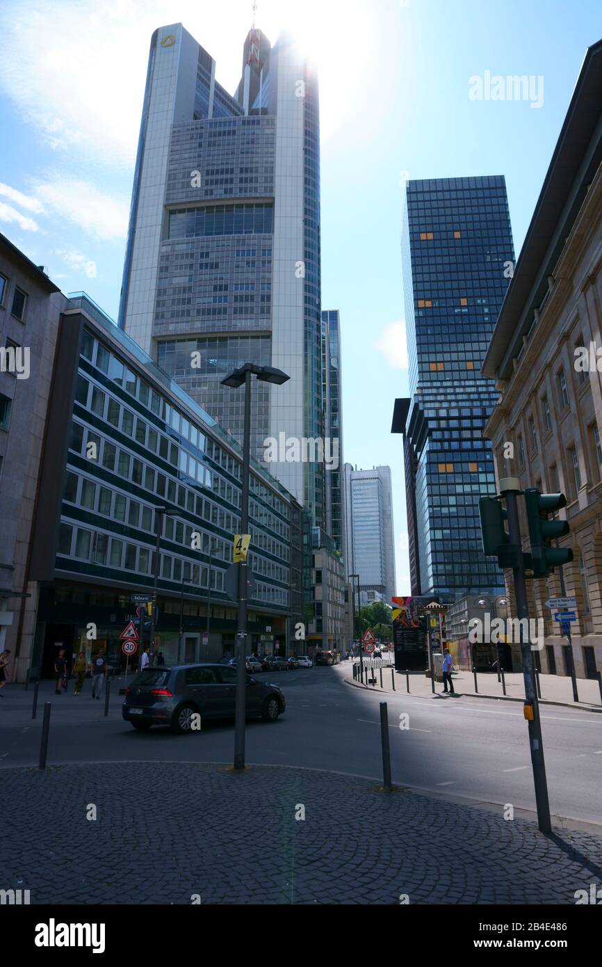 Verschiedene Hochhäuser wie das Commerzbank Hochhaus in der Innenstadt im Gegenlicht in Frankfurt. Stock Photo
