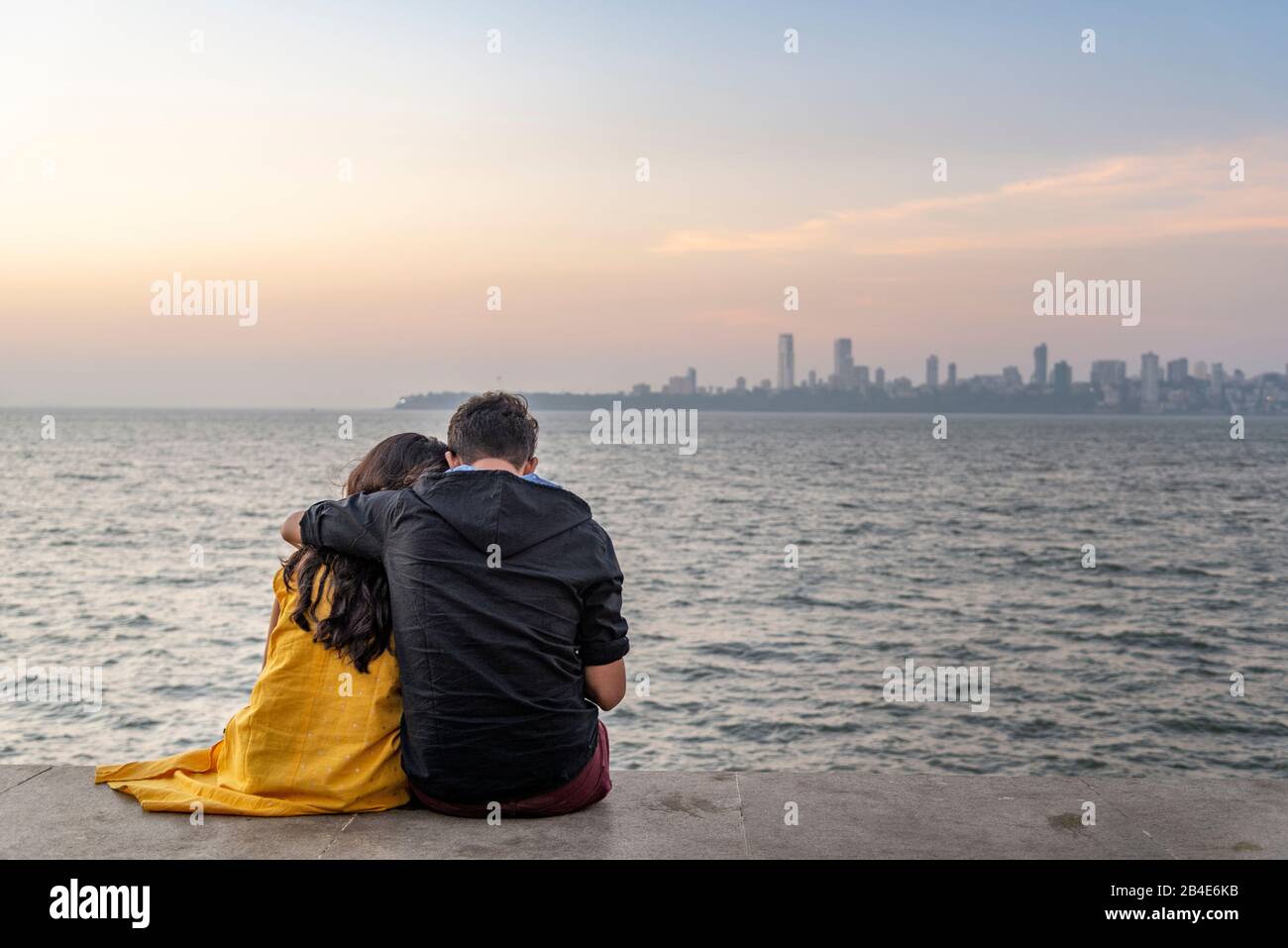 India, Maharashtra, Mumbai, Marine Drive, young couple by the sea Stock Photo