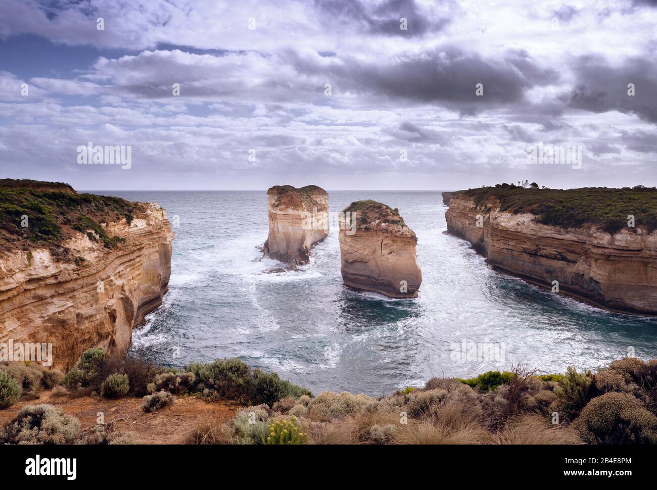 Rock formation on the Great Ocean Road: Island Arch seen from the 'Tom and Eva Lookout'. Located between Loch Ard Gorge and Razorback Stock Photo