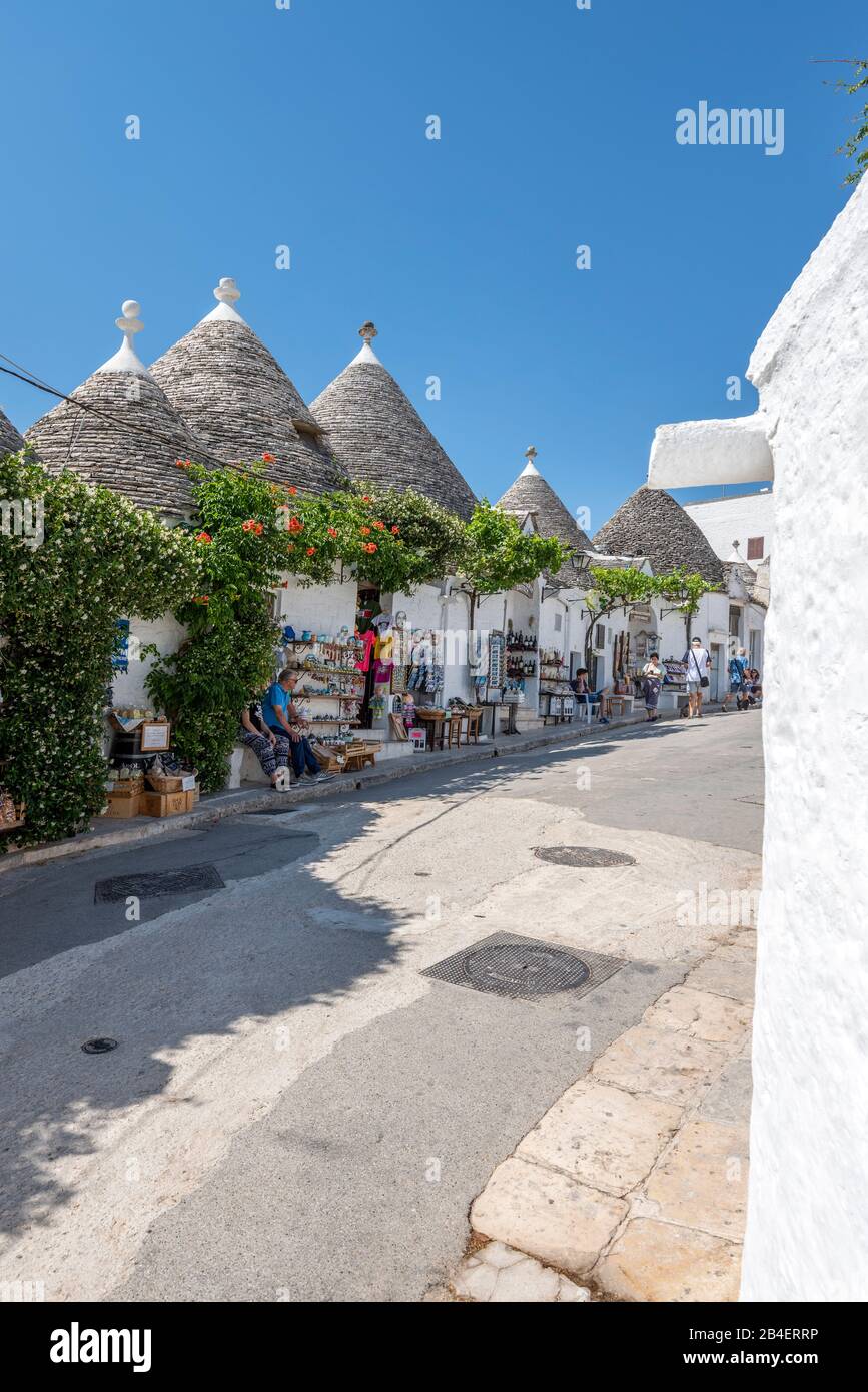 Alberobello, Provinz Bari, Salento, Apulien, Italien, Europa. Die typischen Trulli Häuser mit ihrem kegelfärmigen Dach im Trockenbaustil Stock Photo