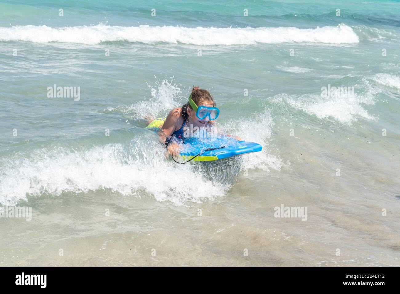 Lido Pizzo, Gallipoli, Salento, Apulien, Italien, Europa. Ein Mädchen vergnügt sich mit einem Bodyboard im Ionischen Meer Stock Photo