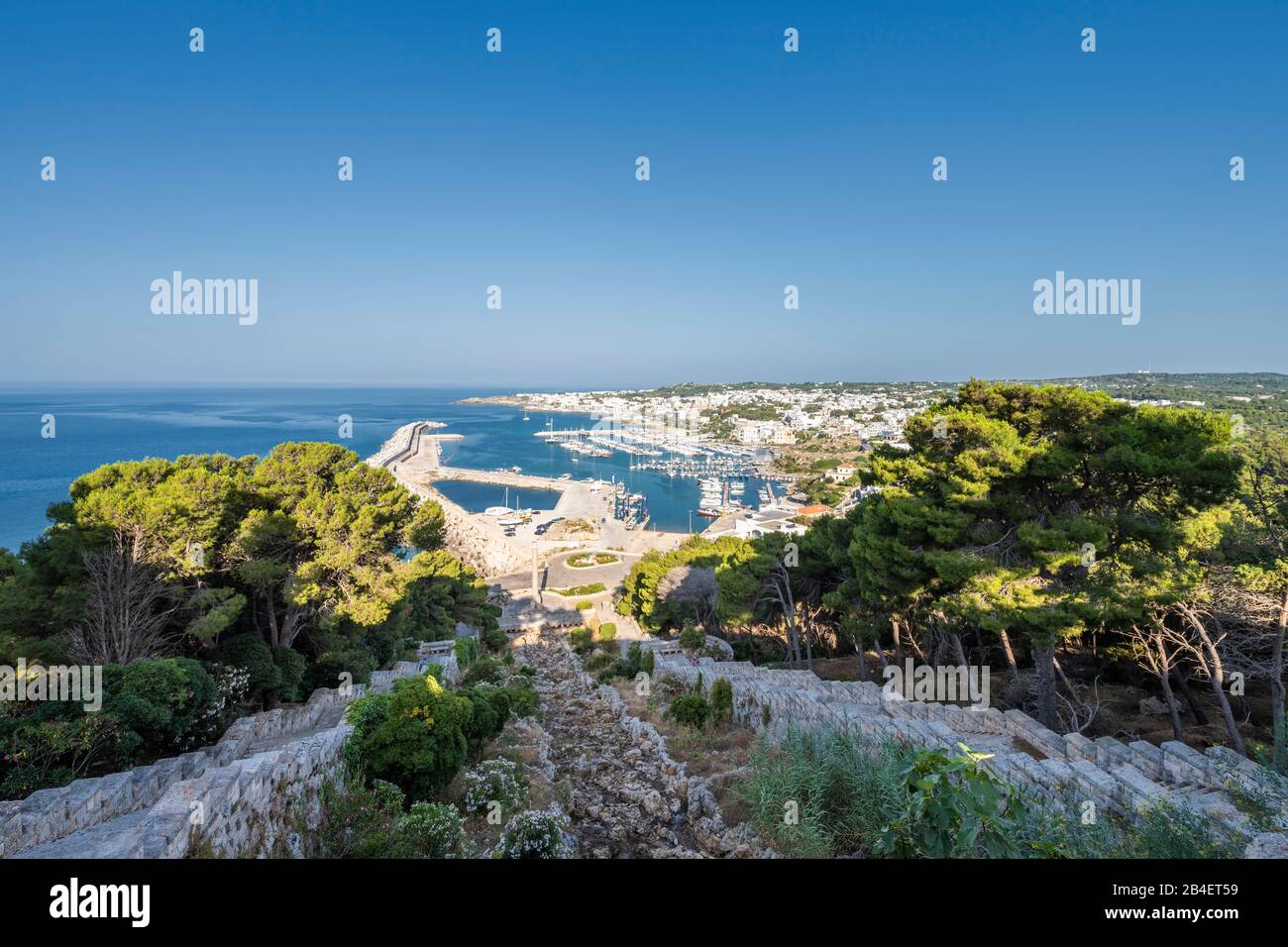 Santa Maria di Leuca, Salento, Apulien, Italien, Europa. Stadtansicht von Santa Maria di Leuca mit dem monumentalen Brunnen und dem Hafen Stock Photo