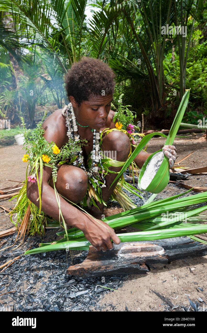 Demonstration of making Sago, Tufi, Oro Province, Papua New Guinea Stock Photo