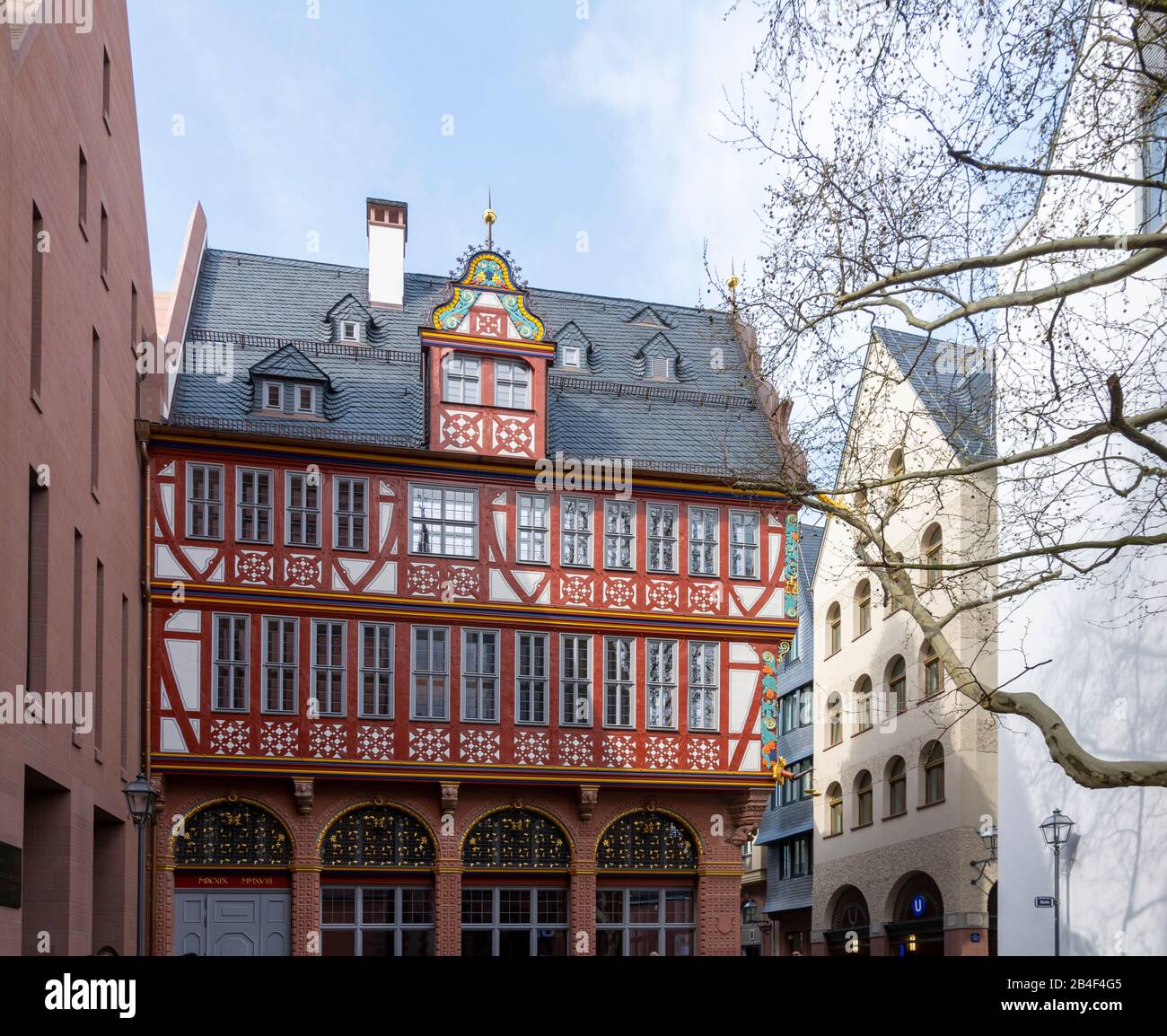 Germany, Hesse, Frankfurt, reconstruction 'Haus zur Goldenen Waage' medieval half-timbered house in the old town. Stock Photo