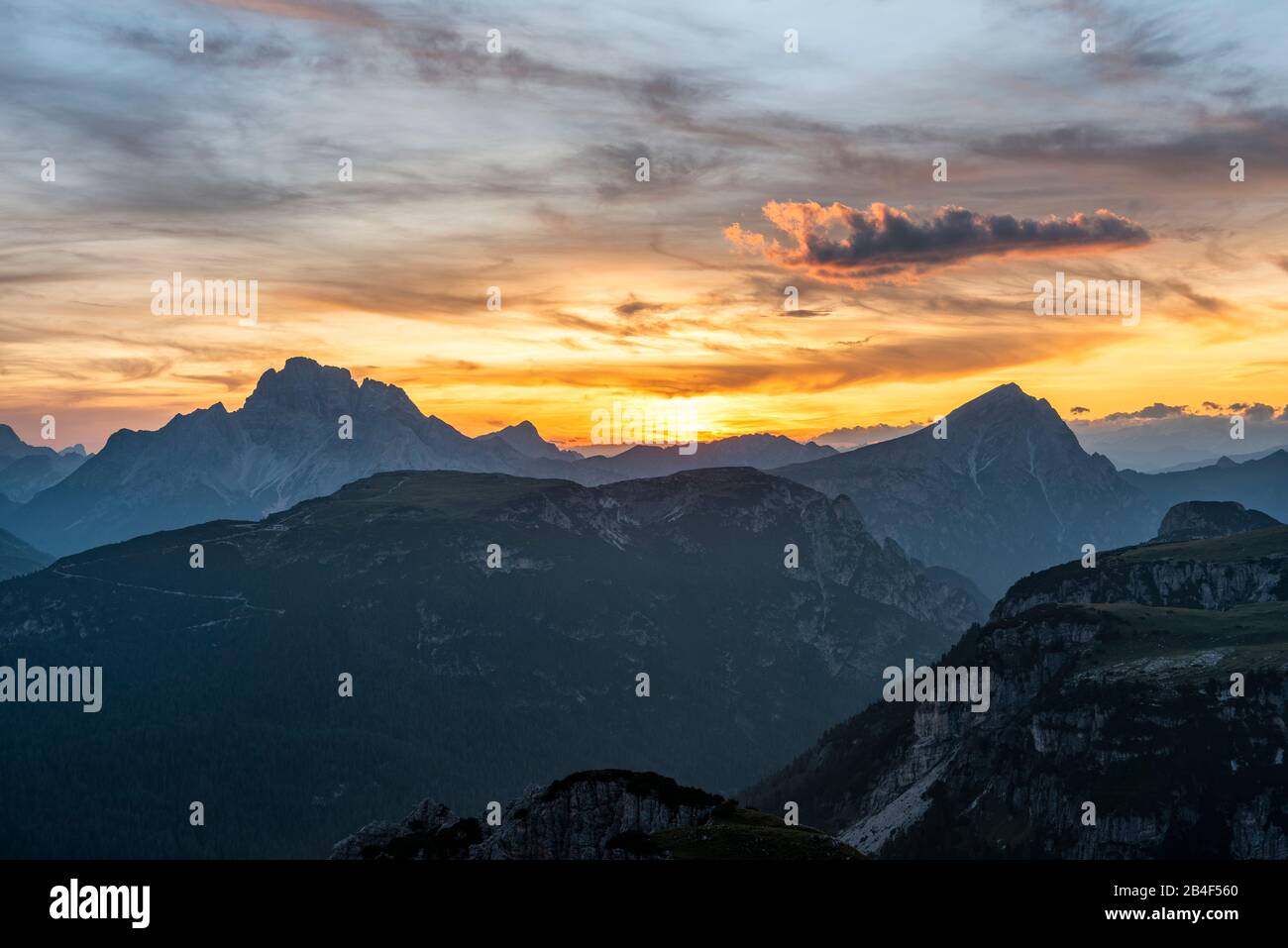 Monte Campedelle, Misurina, Auronzo di Cadore, Provinz Belluno, Venetien, Italien, Europa. Sonneuntergang über der Hohen Gaisl und dem Dürrenstein Stock Photo
