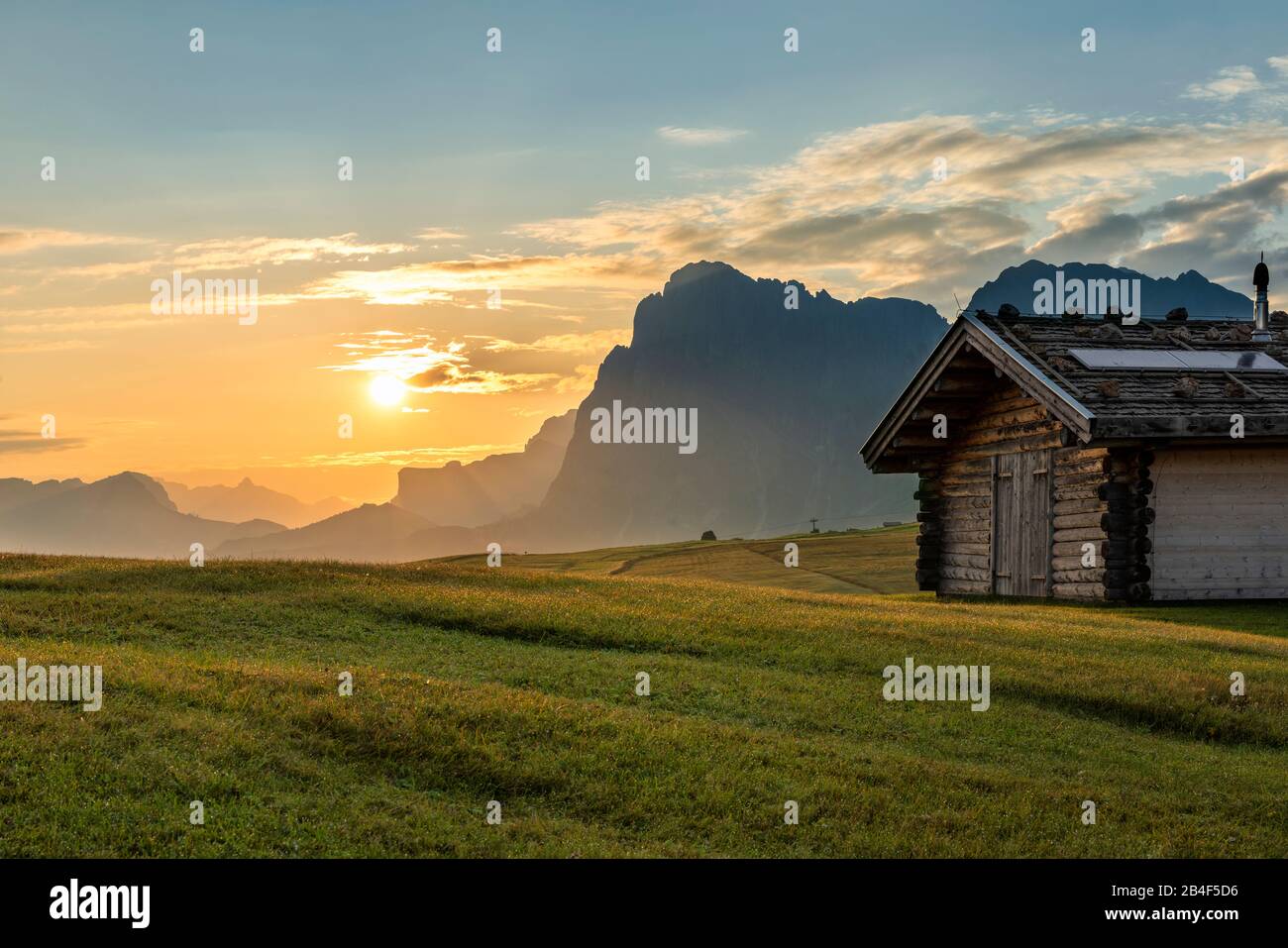 Seiser Alm, Kastelruth, Südtirol, Provinz Bozen, Italien. Sonnenaufgang auf der Seiser Alm, im Hintergrund der Langkofel Stock Photo