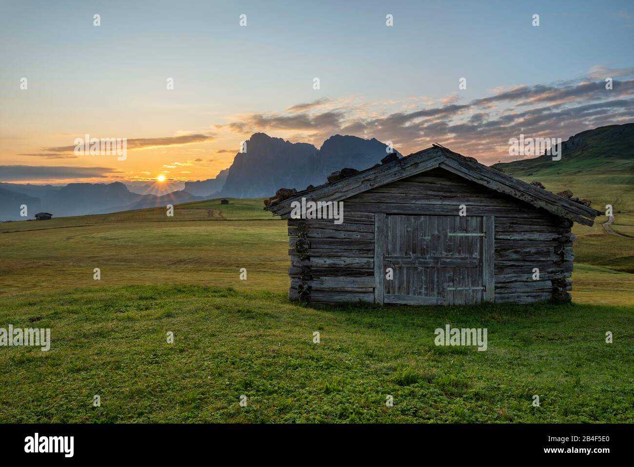 Seiser Alm, Kastelruth, Südtirol, Provinz Bozen, Italien. Sonnenaufgang auf der Seiser Alm, im Hintergrund der Langkofel Stock Photo