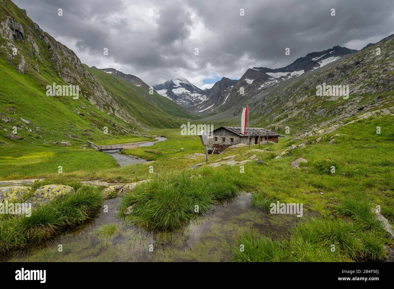 Prettau, Ahrntal, Provinz Bozen, Südtirol, Italien. Die Rötalm im Röttal, in den Wolken die Rötspitze Stock Photo