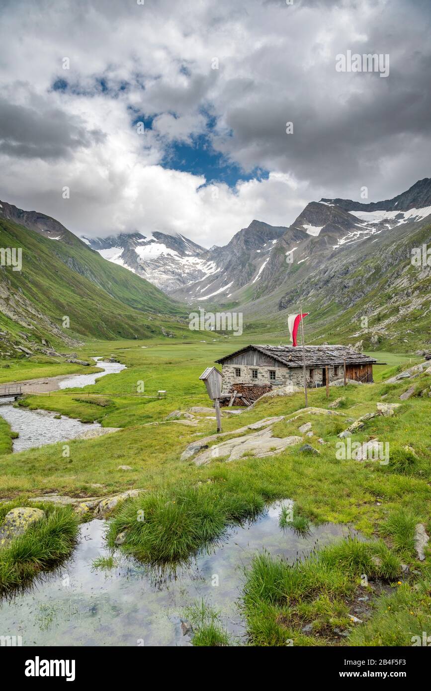 Prettau, Ahrntal, Provinz Bozen, Südtirol, Italien. Die Rötalm im Röttal, in den Wolken die Rötspitze Stock Photo