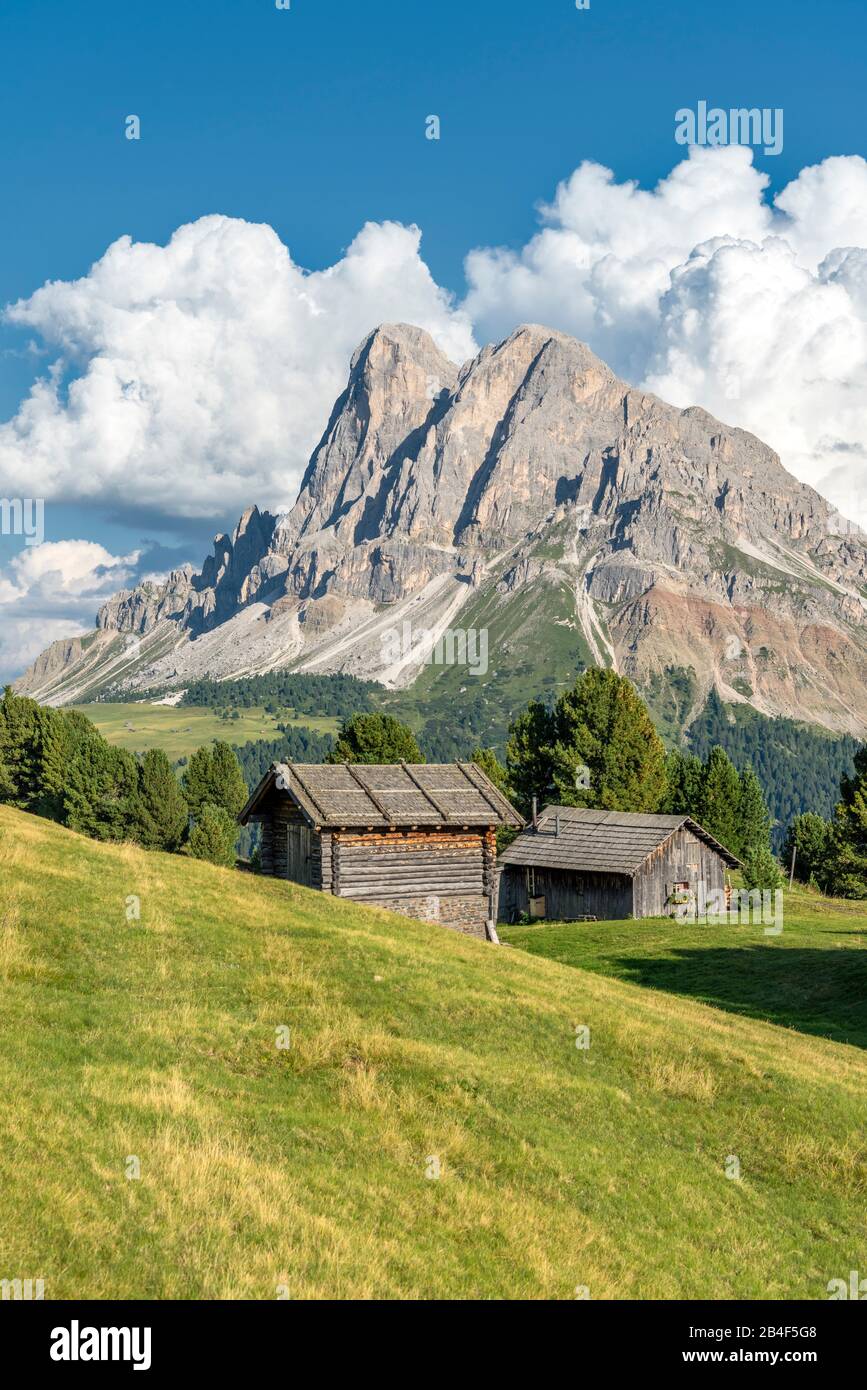 Lüsen, Dolomiten, Provinz Bozen, Südtirol, Italien. Almhütte auf den Gampenwiesen mit dem Peitlerkofel im Hintergrund Stock Photo