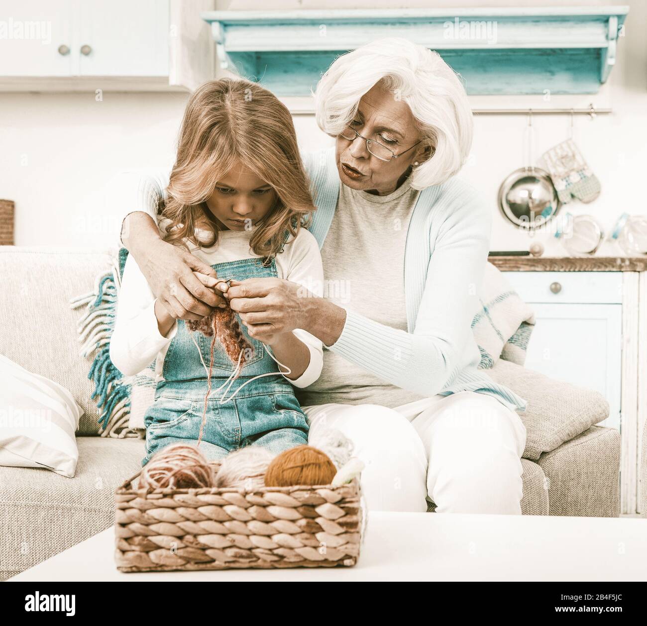 Lady knitting hi-res stock photography and images - Alamy