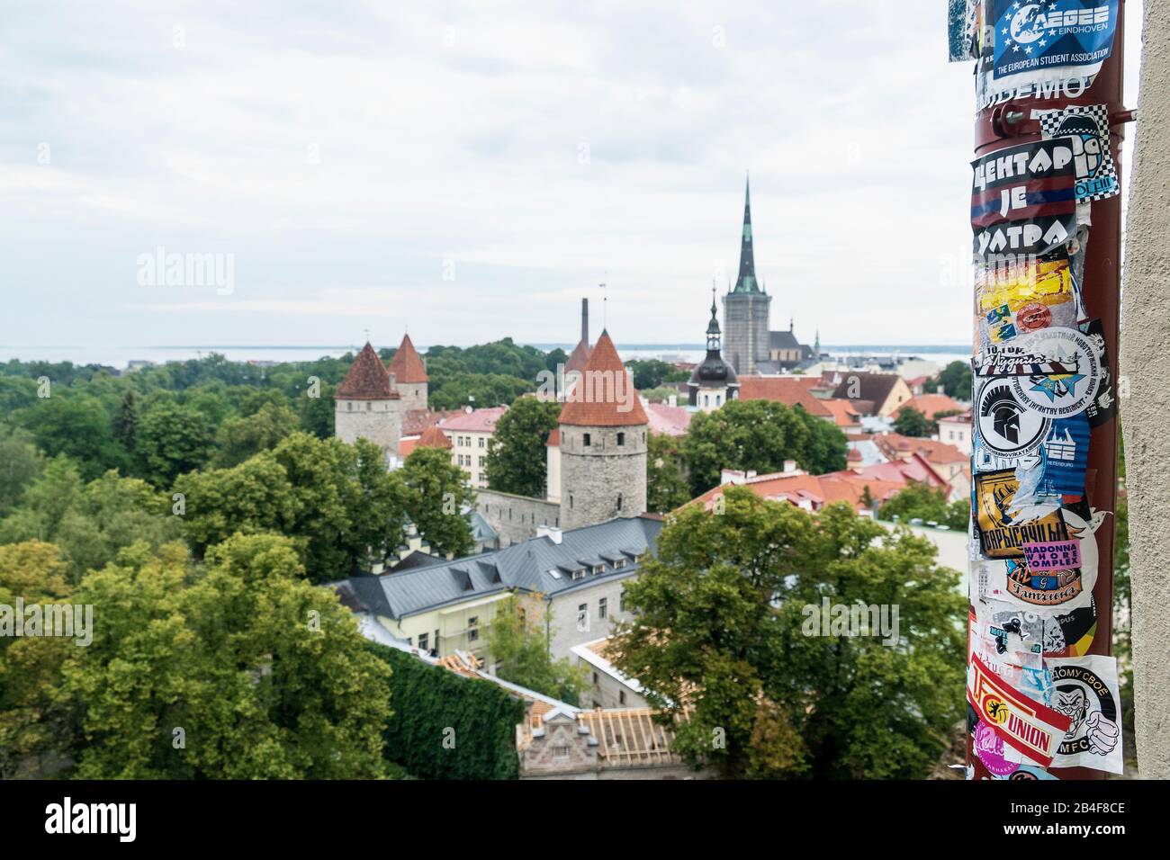 Estland, Tallinn, Altstadtblick, im Vordergrund beklebte Dachrinne, Clubszene Stock Photo