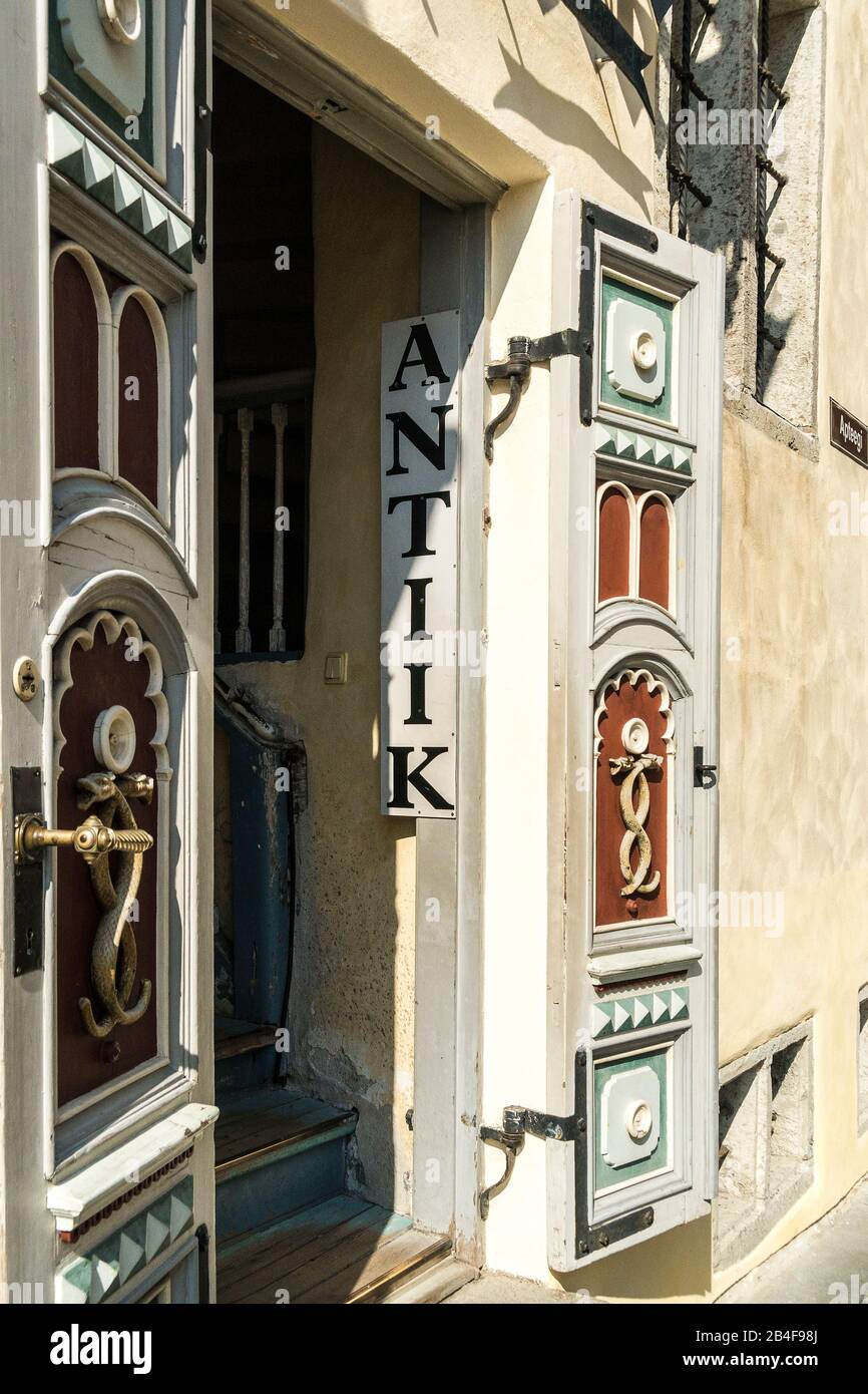 Tallinn, Altstadt, historische Ratsapotheke und Antiquitätengeschäft, Eingang Stock Photo