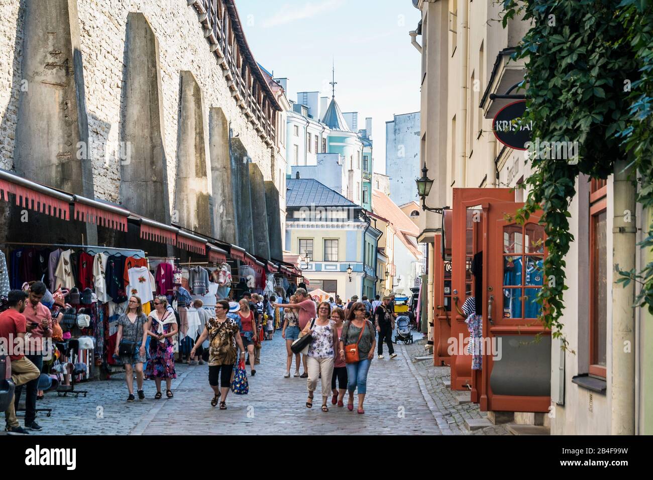 Estland, Tallinn, Altstadt, mittelalterliche Stadtmauer, Marktstände, Touristen Stock Photo
