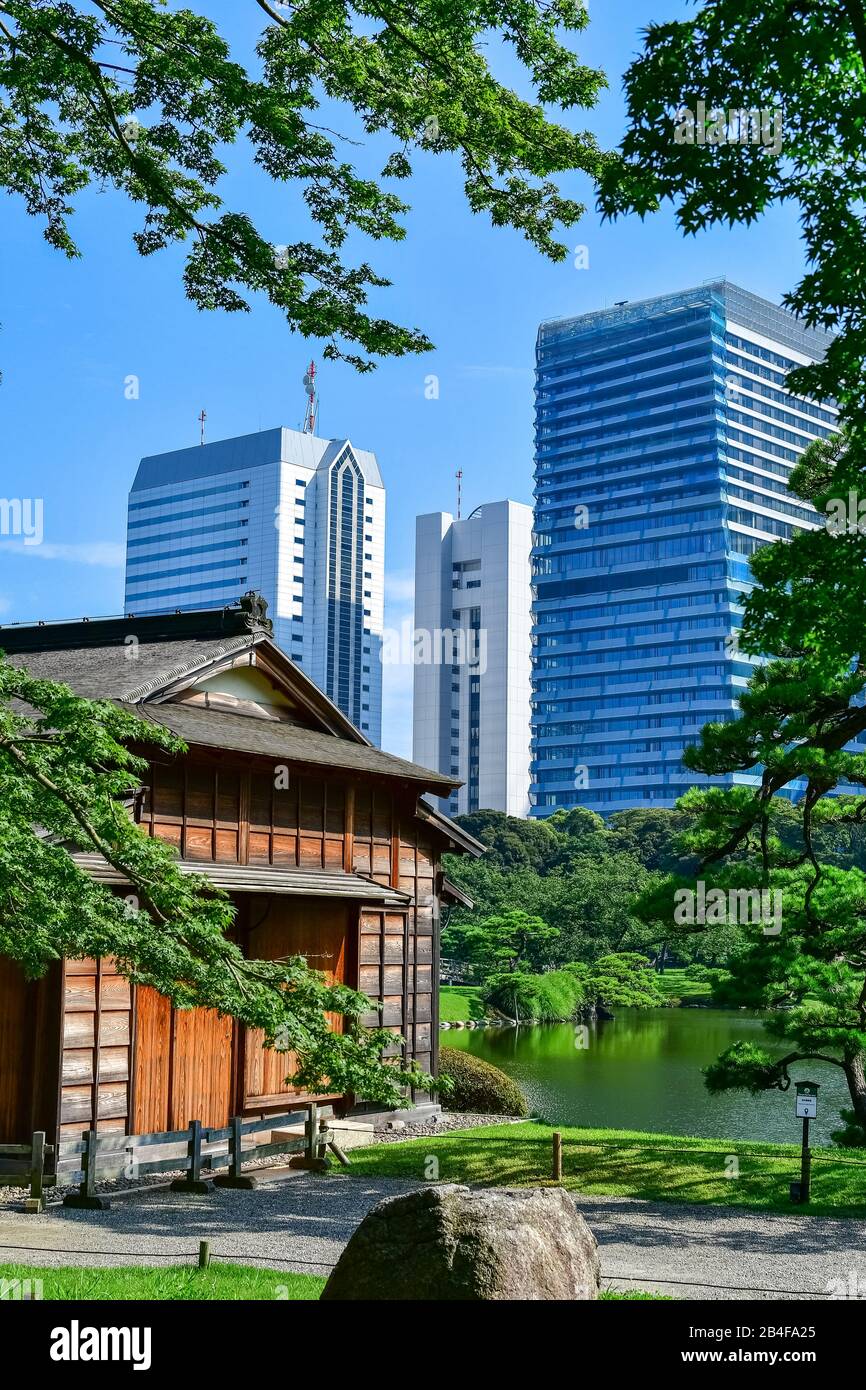 Traditional Tea House With City Skyline In Background Hamarikyu Gardens Chuo City Tokyo Honshu Japan Stock Photo Alamy