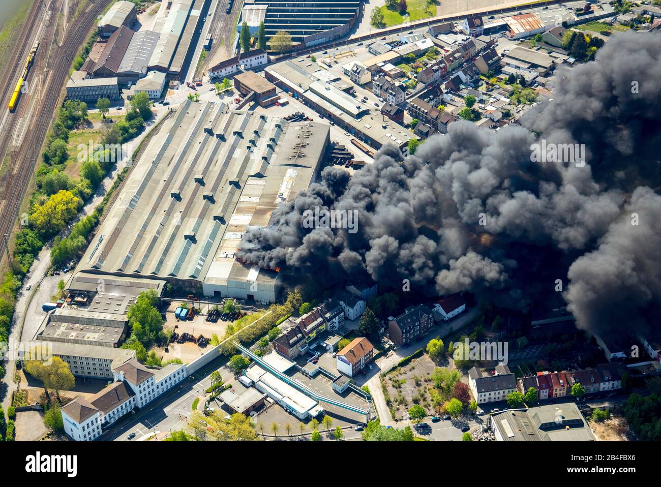 Aerial view of the fire at WDI in Hamm on Wilhelmstrasse. At Wilhelmstrasse, a WDI hall has been burning since about 12 o'clock. Since 2:25 pm, houses have been evacuated in the immediate vicinity. There are three injured. Wilhelmstrasse is closed between Otto-Brenner-Strasse and Schwarzer Weg. Stock Photo