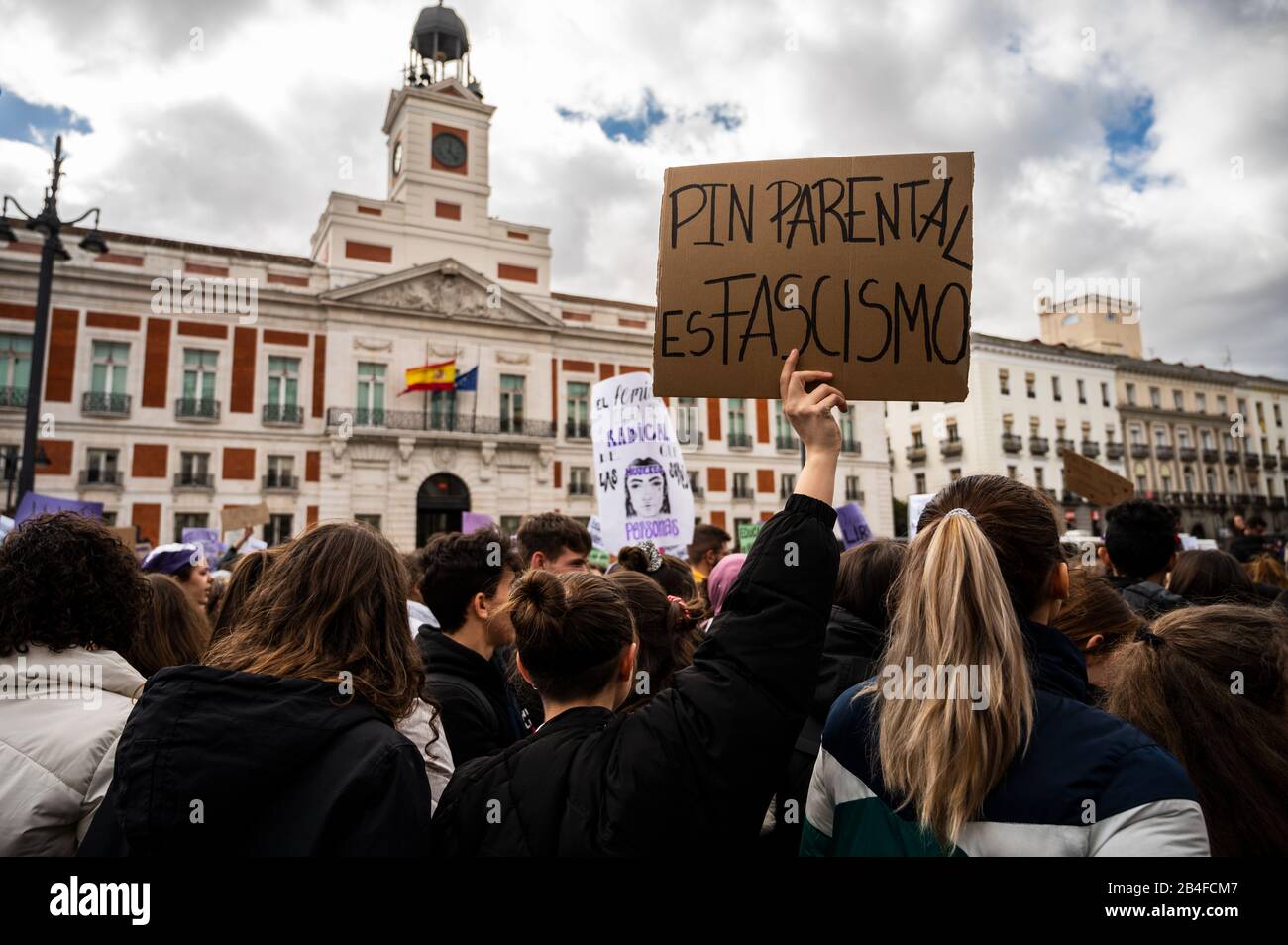Madrid, Spain. 06th Mar, 2020. Madrid, Spain. March 6, 2020. Students protesting during a demonstration against far-right party VOX and their 'Pin Parental' policy. Spanish students have gone on strike and take to the streets to protest against machismo as part of the events ahead of the International Women's Day. Placard reads: 'Pin Parental is fascismÕ. Credit: Marcos del Mazo/Alamy Live News Stock Photo