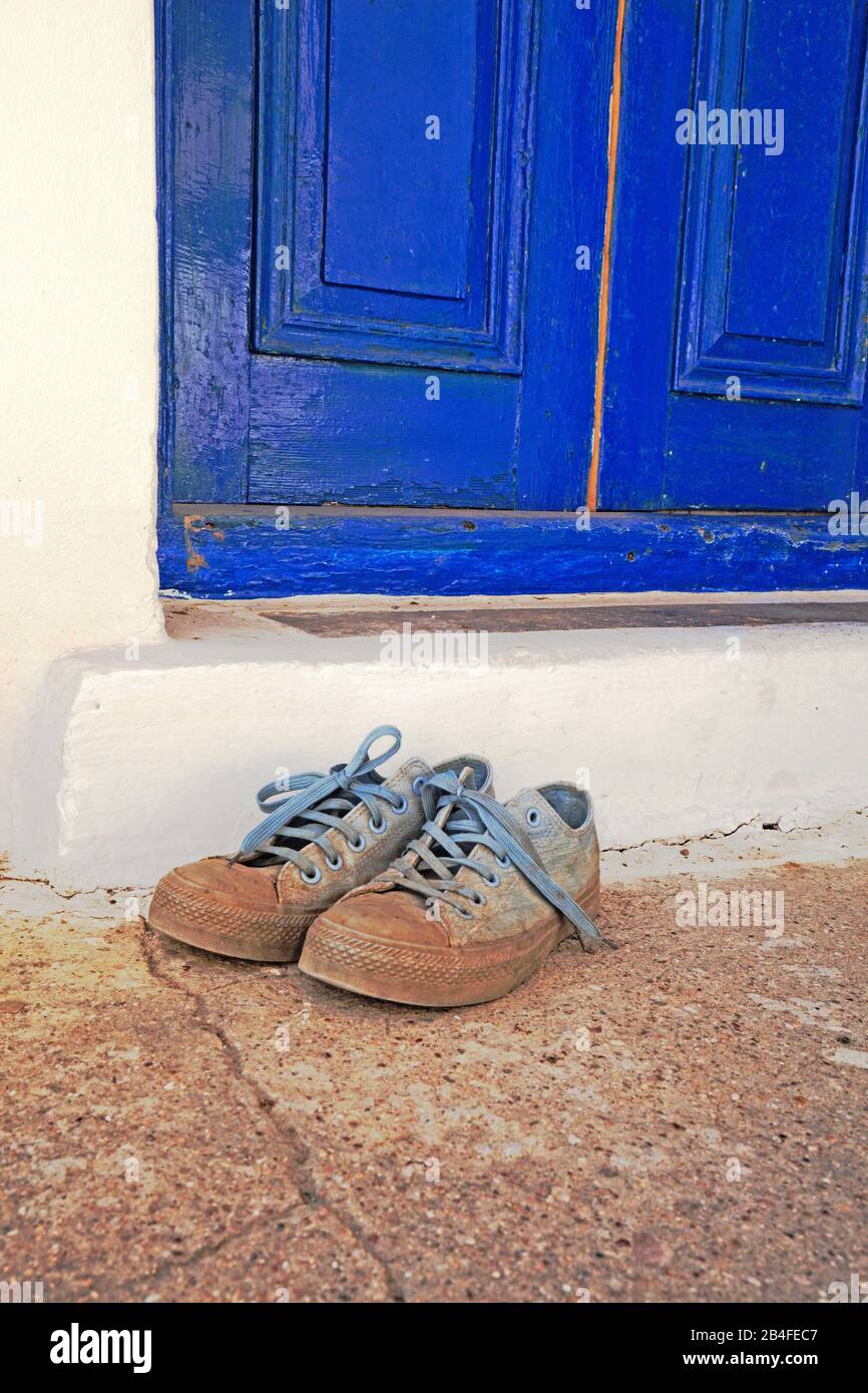 Door mat shoes at front entrance hi-res stock photography and images - Alamy