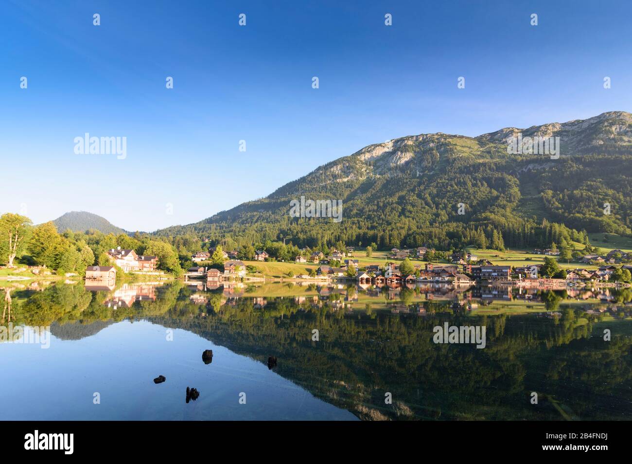 Lake Grundlsee, village Grundlsee district Bräuhof, view to mountain Totes Gebirge, boat house in Ausseerland-Salzkammergut, Steiermark, Styria, Austria Stock Photo