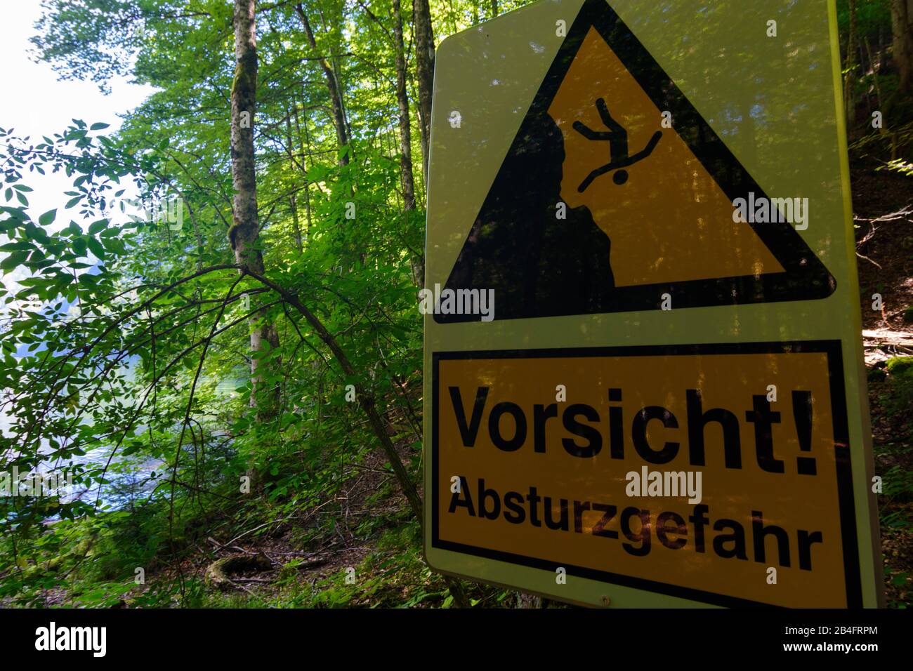 Grundlsee, sign 'Vorsicht Absturzgefahr' at lake Toplitzsee (Lake Toplitz) in Ausseerland-Salzkammergut, Steiermark, Styria, Austria Stock Photo